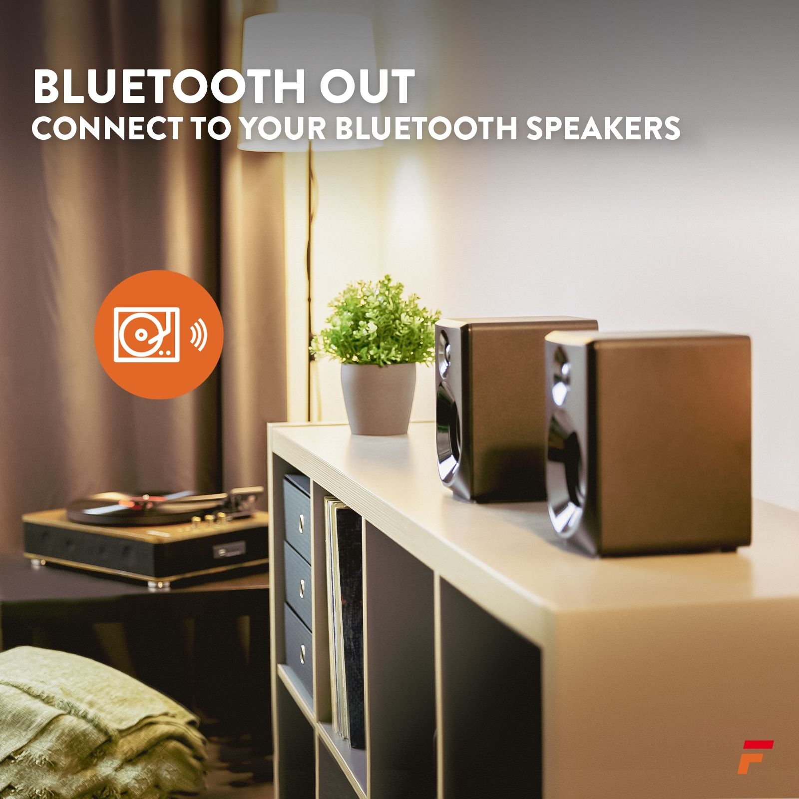 Szene mit Lautsprechern auf einem Regal, einem Plattenspieler und einer Pflanze. Text sagt 'Bluetooth Out' und 'Connect'.