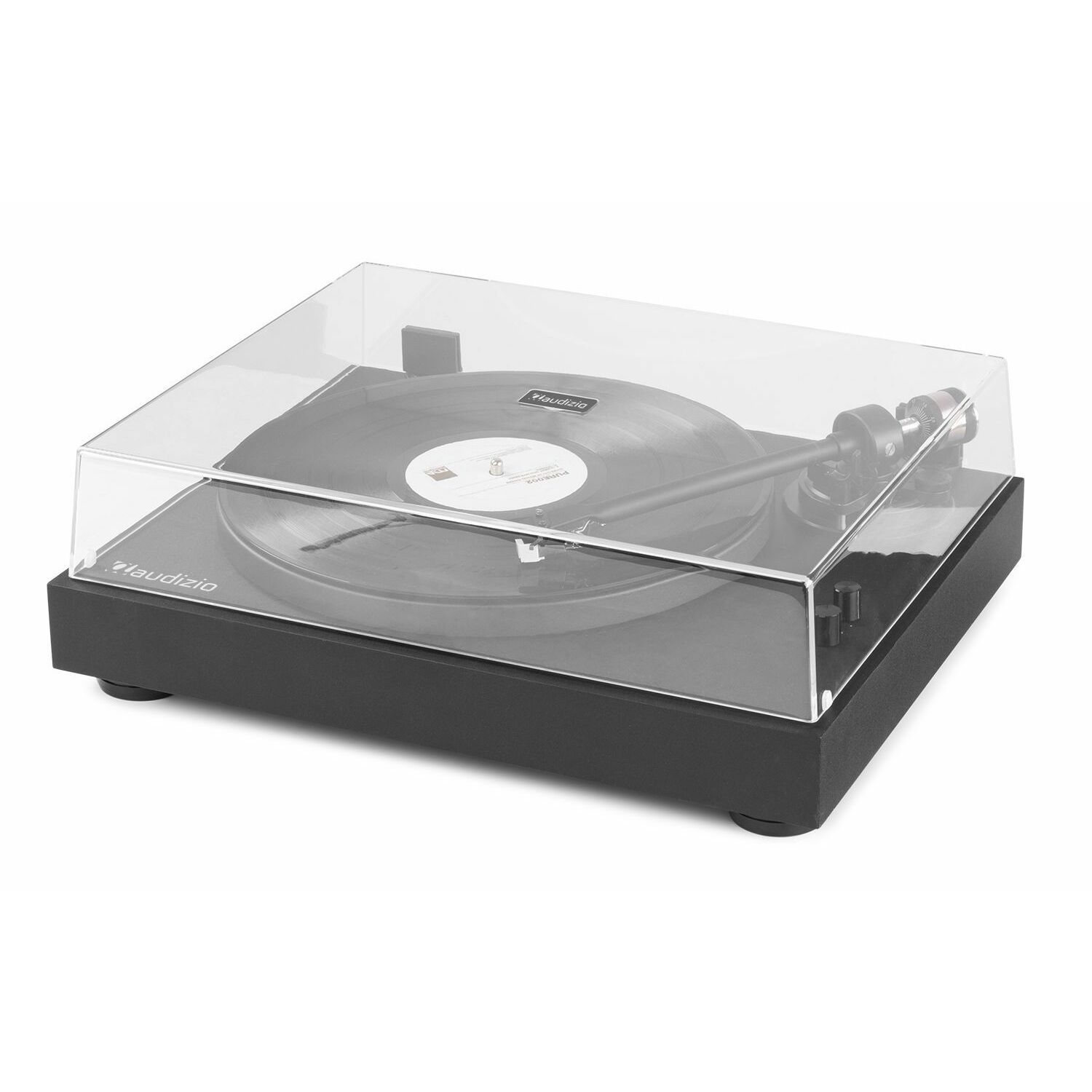 Un tocadiscos negro con una cubierta transparente. El brazo fonocaptor está en posición, y el disco es negro.