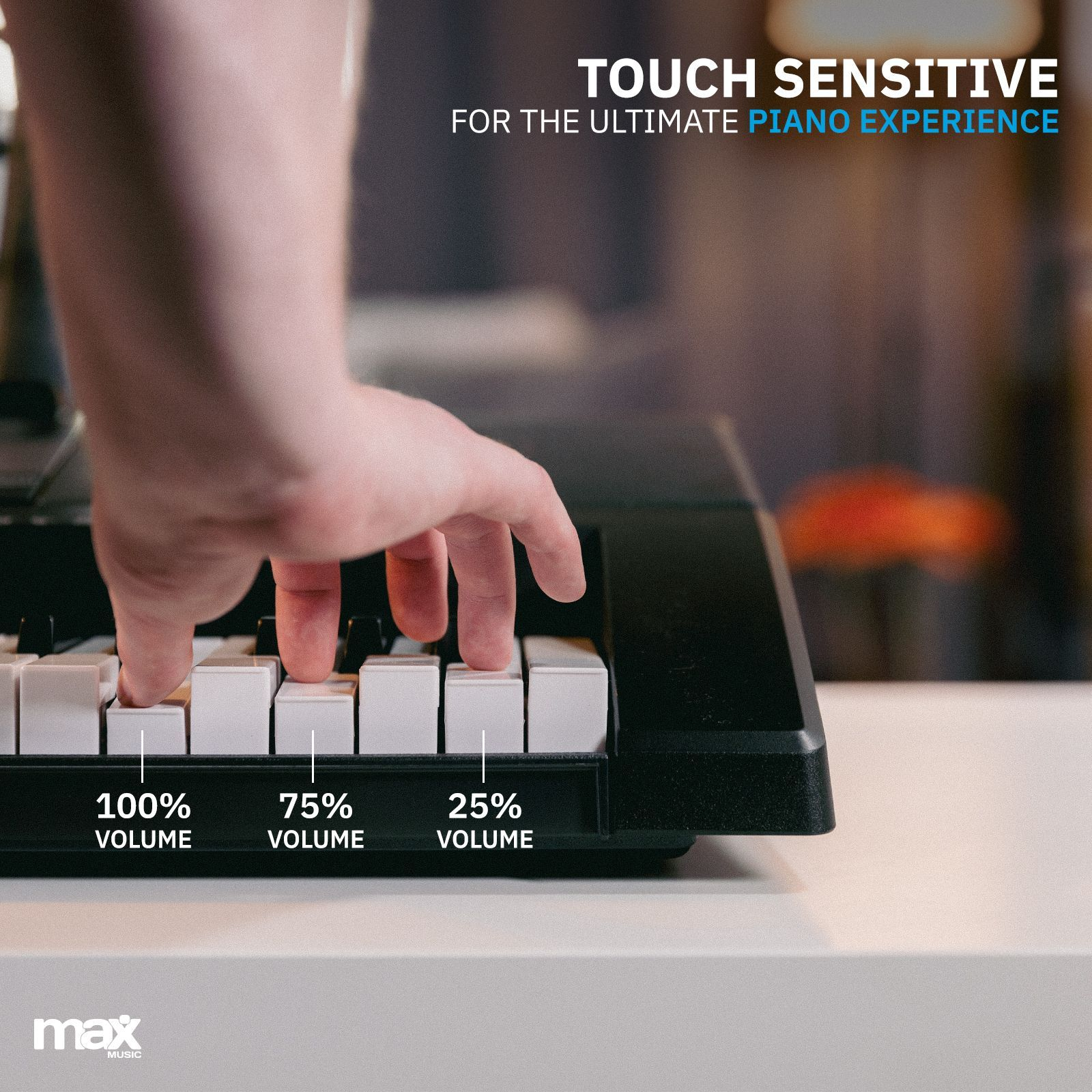 Een hand die een pianotoetsenbord bespeelt, gemarkeerd met volumepercentages: 100%, 75% en 25%.