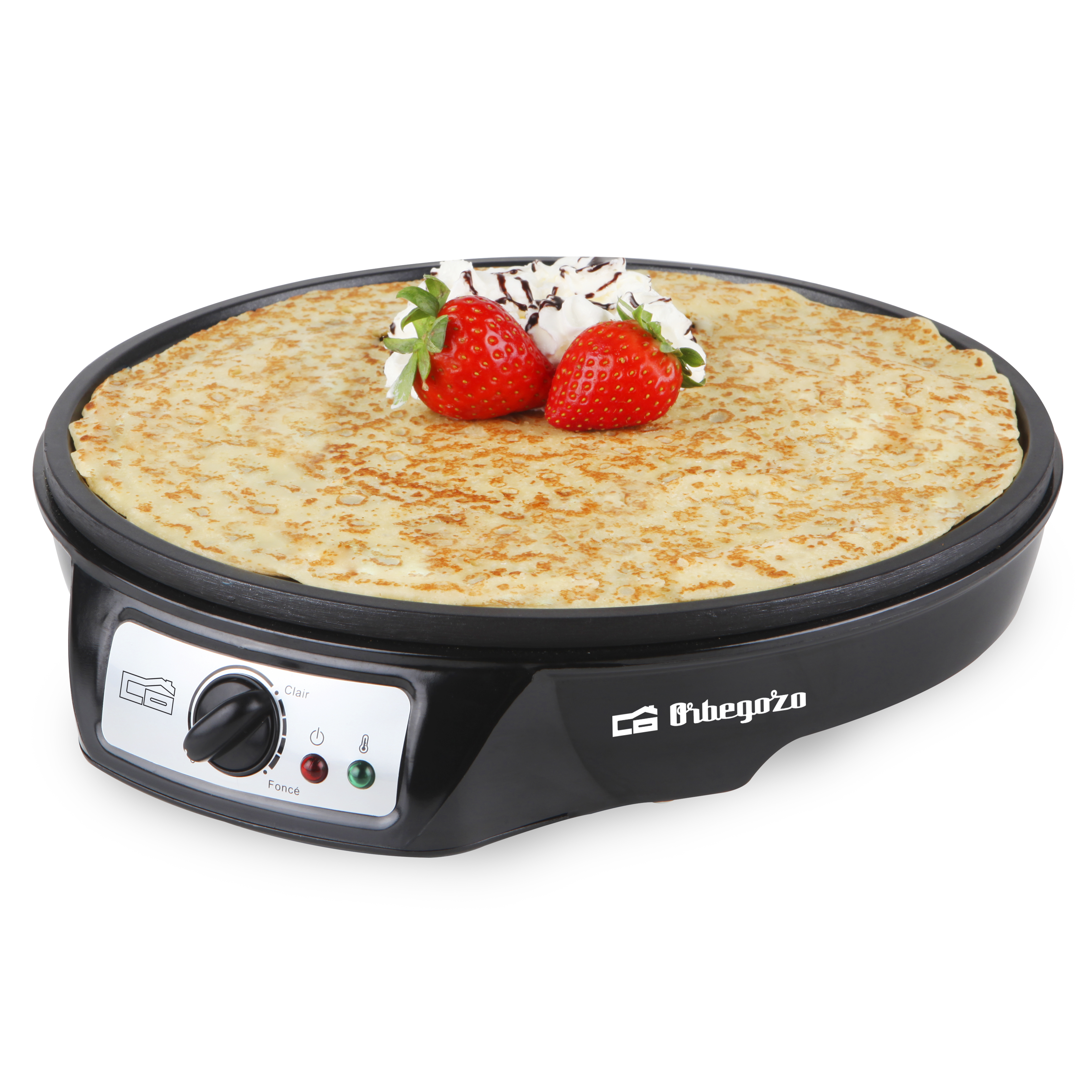 Czarna patelnia do naleśników z naleśnikiem, truskawkami i bitą śmietaną.