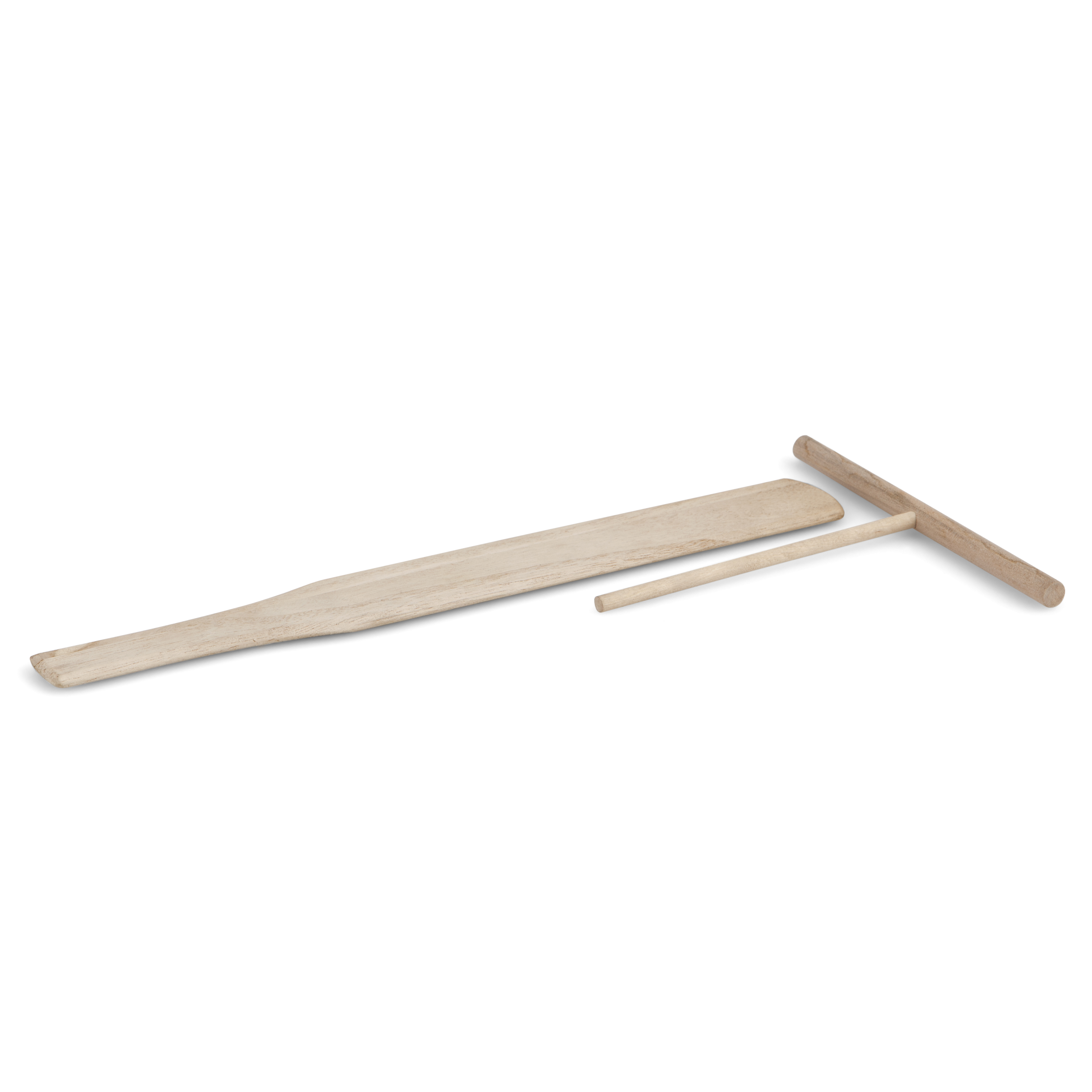 Drewniane narzędzia do robienia naleśników. Długa szpatułka, mały rozprowadzacz i rozprowadzacz w kształcie litery T. Białe tło.