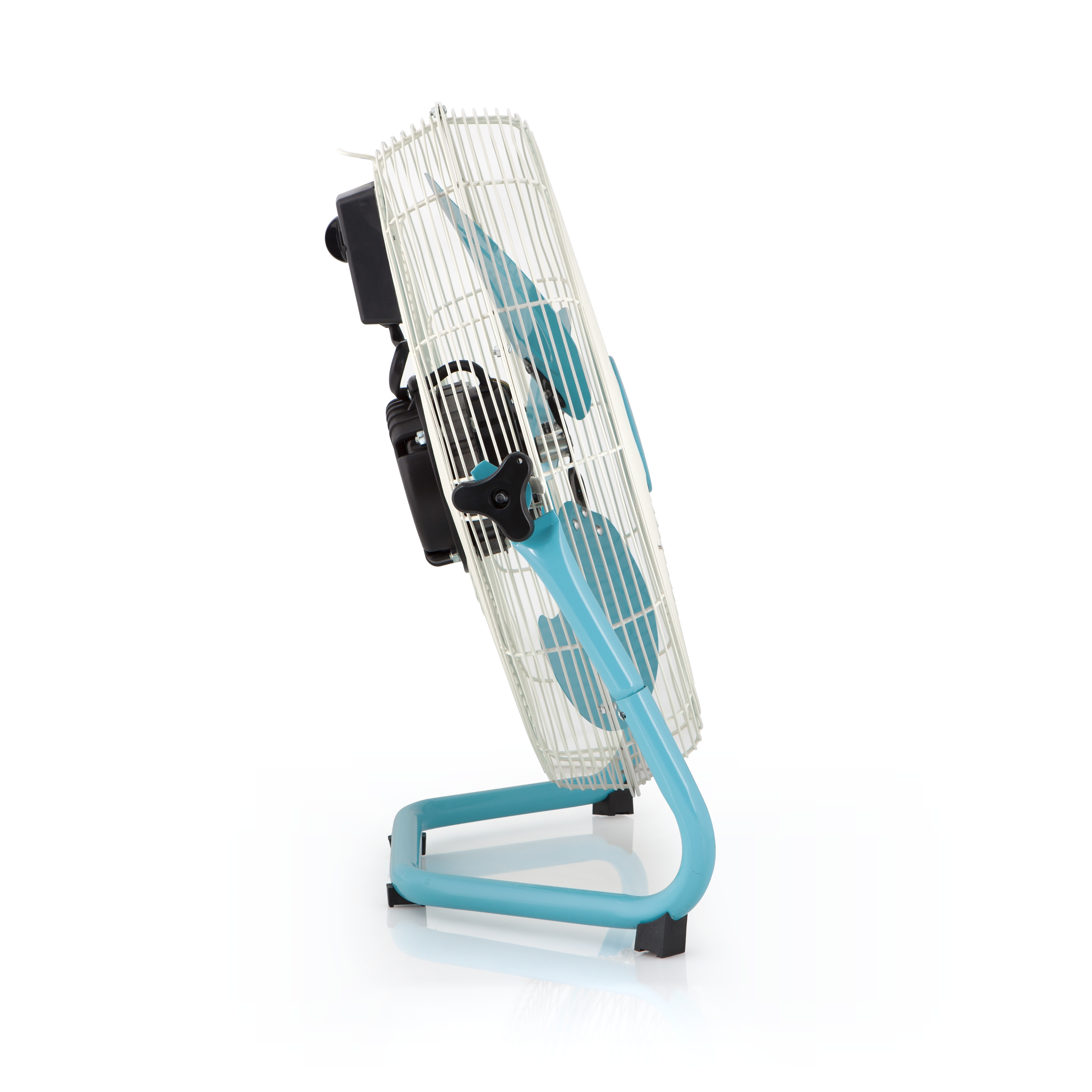 Un ventilador azul y blanco, en ángulo lateral, con una jaula protectora y soporte.