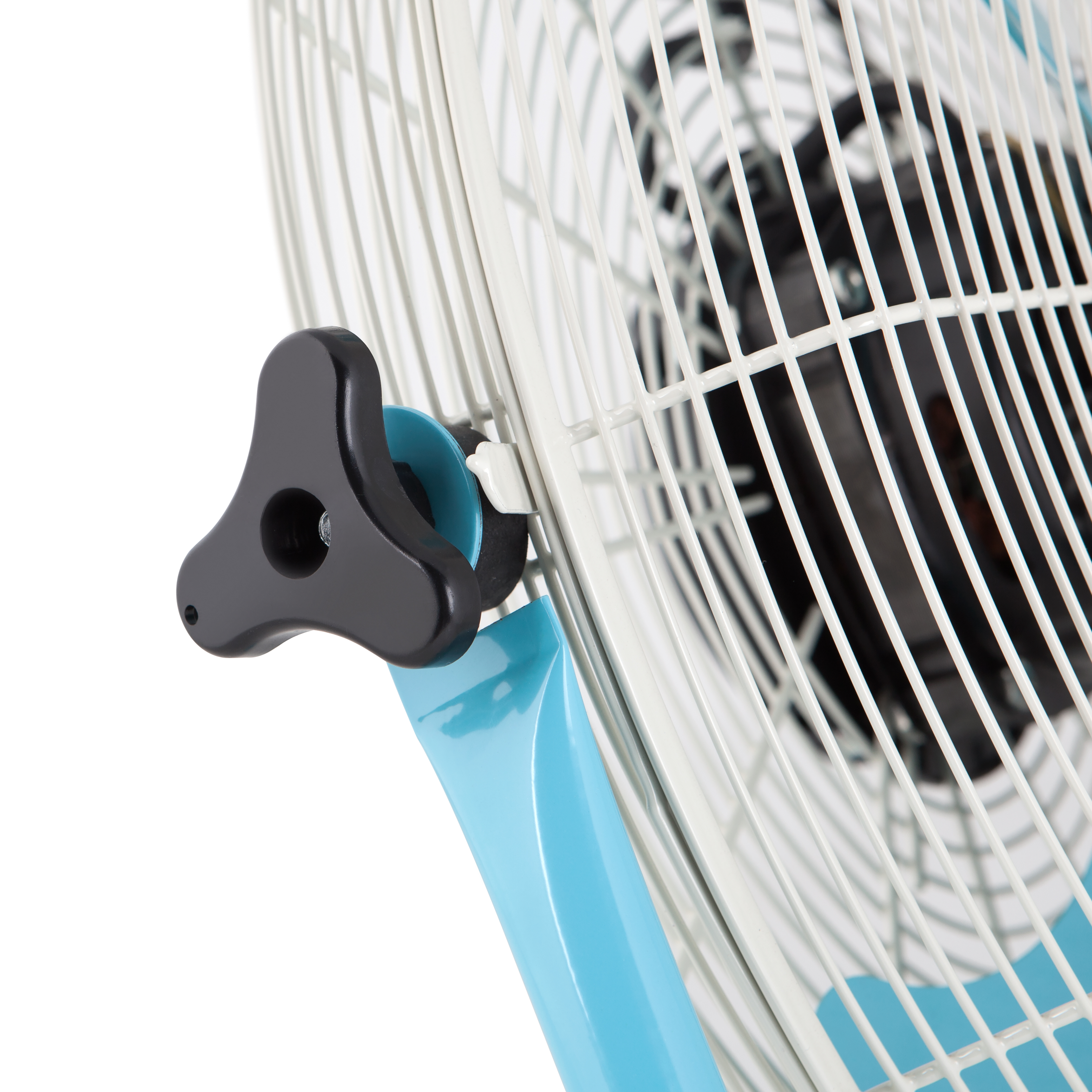 Primer plano de un ventilador, color blanco y azul, con una perilla negra.