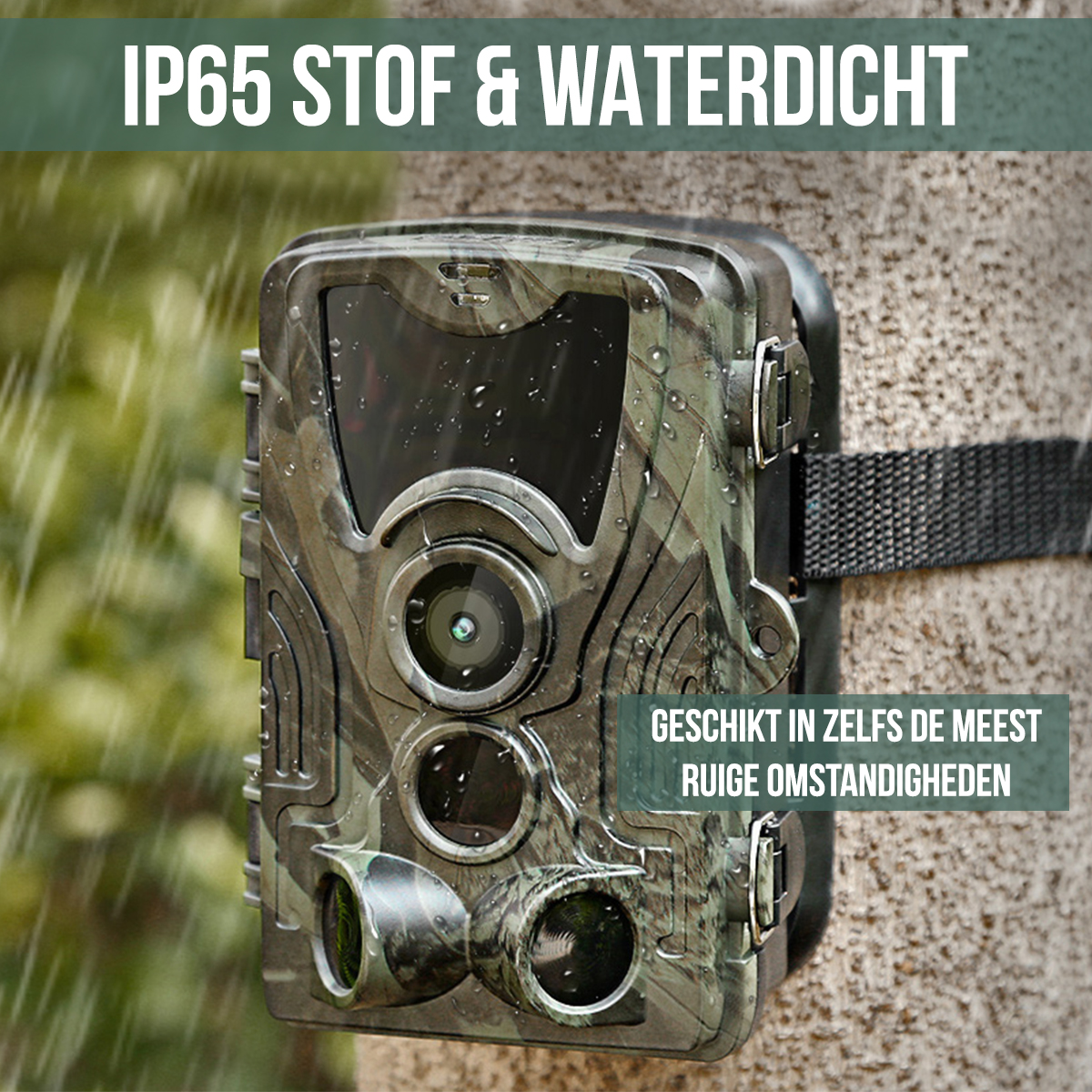 Camouflage camera, mounted on a tree. Text: IP65 STOF & WATERDICHT and GESCHIKT IN ZELFS DE MEEST RUIGE OMSTANDIGHEDEN.