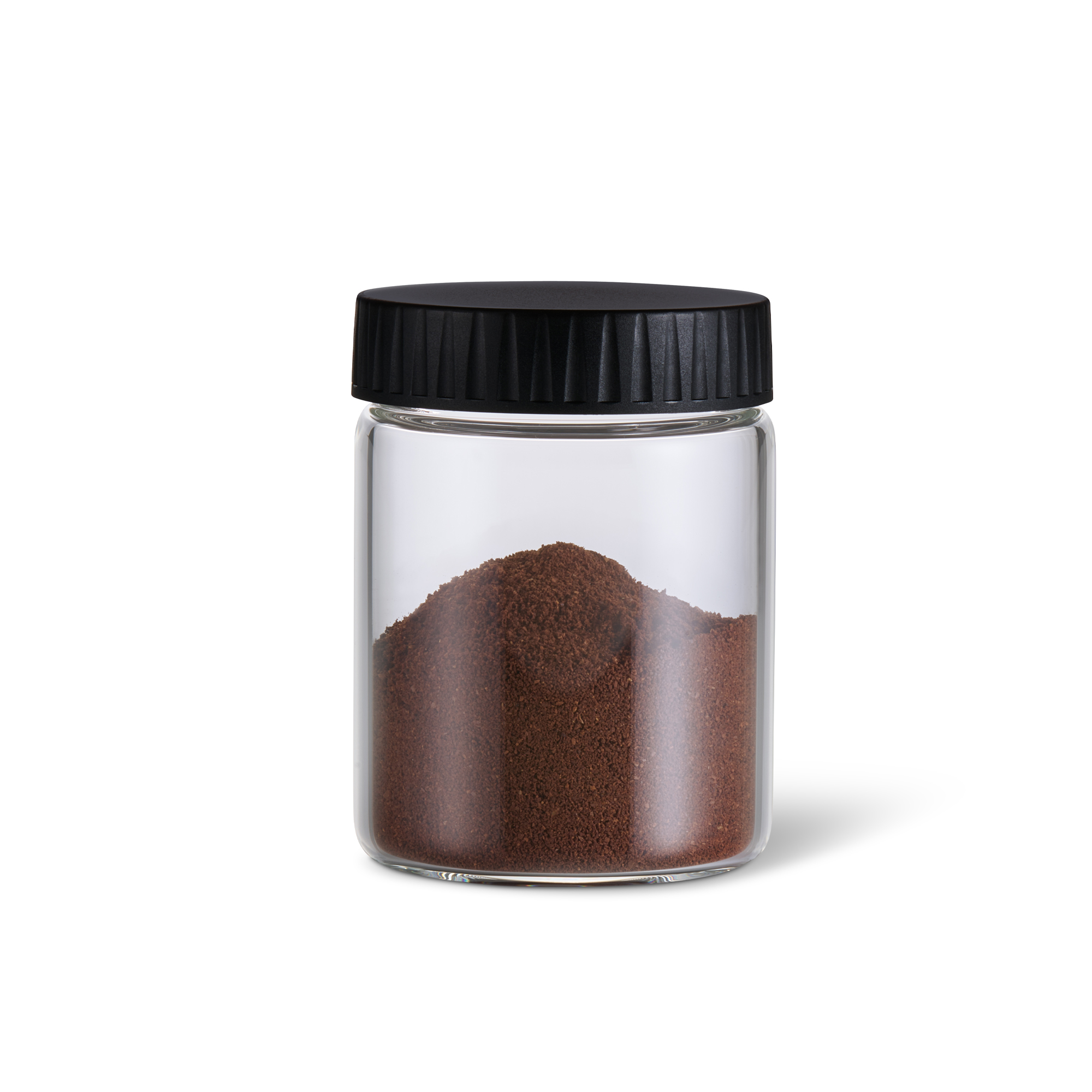 Ein Glas mit Kaffeepulver und einem schwarzen Deckel, isoliert auf weißem Hintergrund.