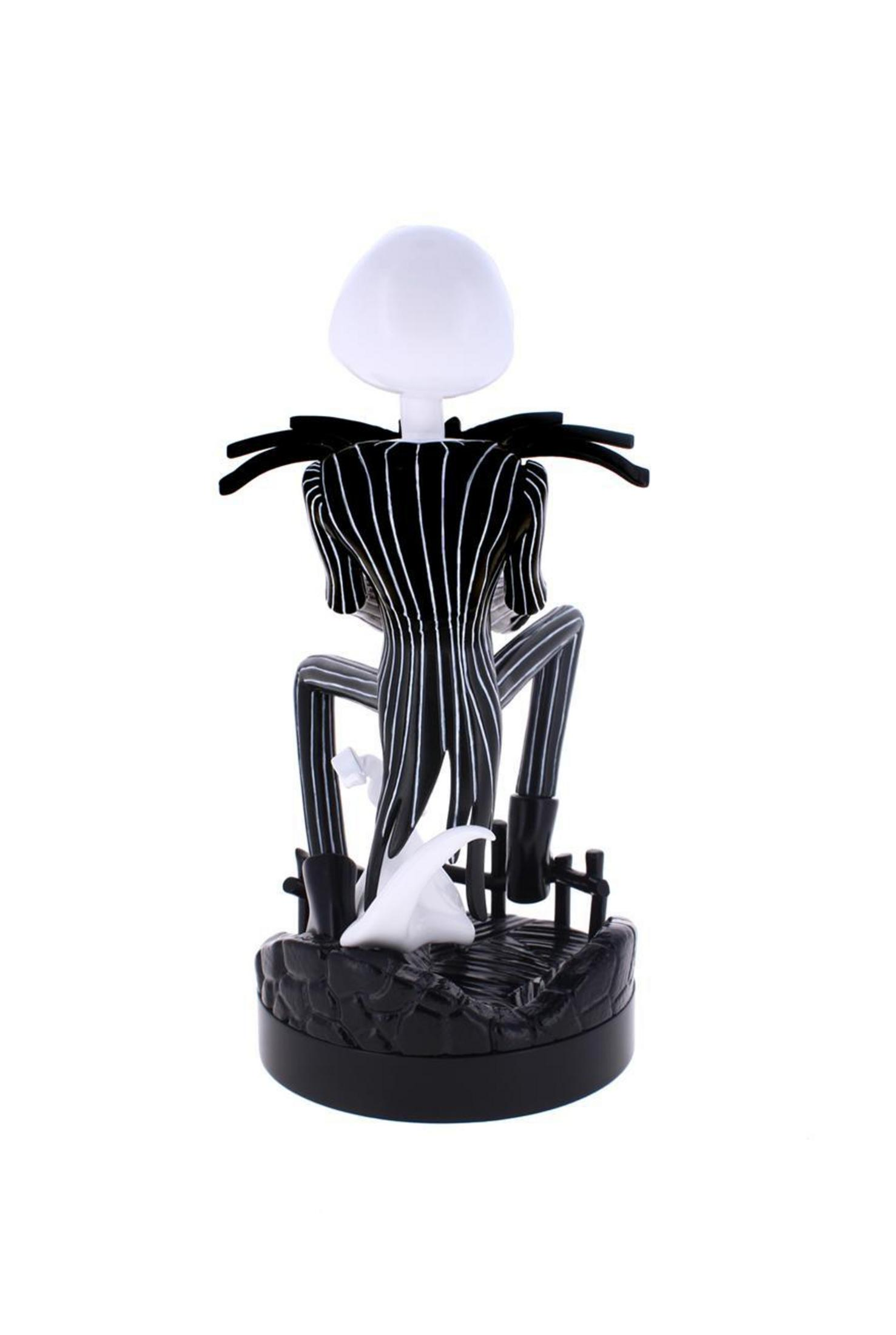 Una statuetta di Jack Skellington su un supporto nero, sfondo bianco.
