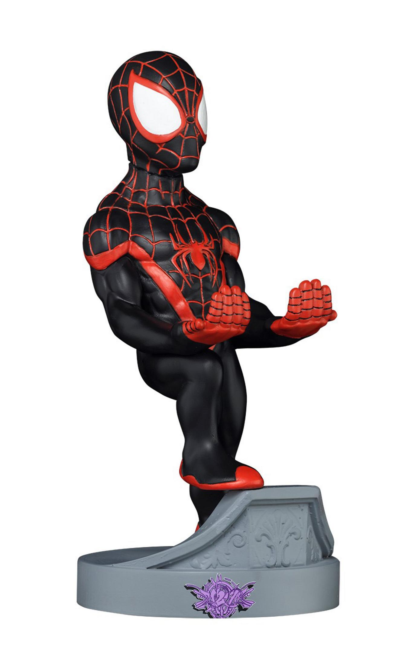 Statuina di Spider-Man in piedi su una base. Indossa un costume nero e rosso.