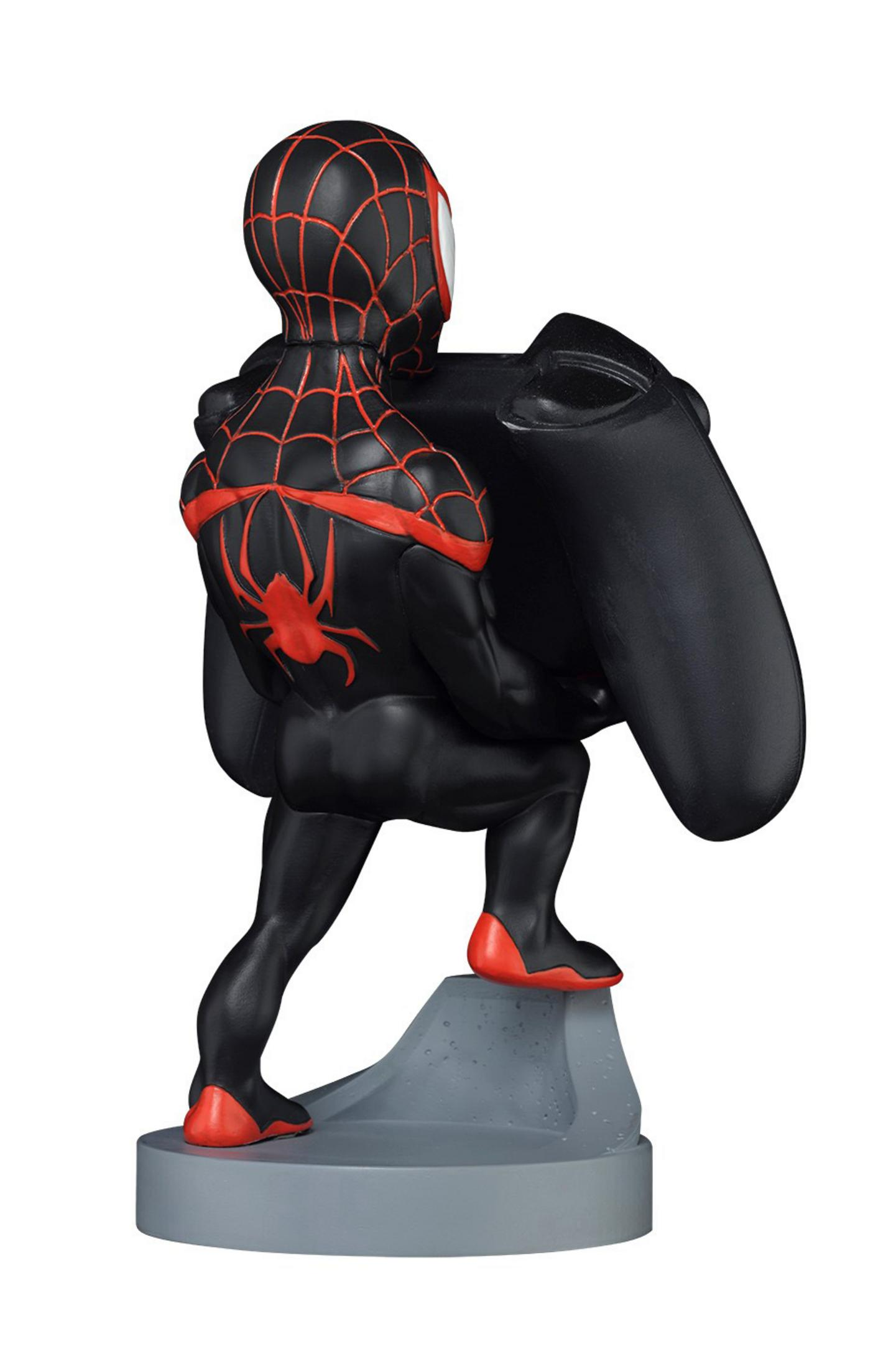 Una statuetta di Spider-Man in posa dinamica, con un design a ragnatela nera, accenti rossi e uno scudo.