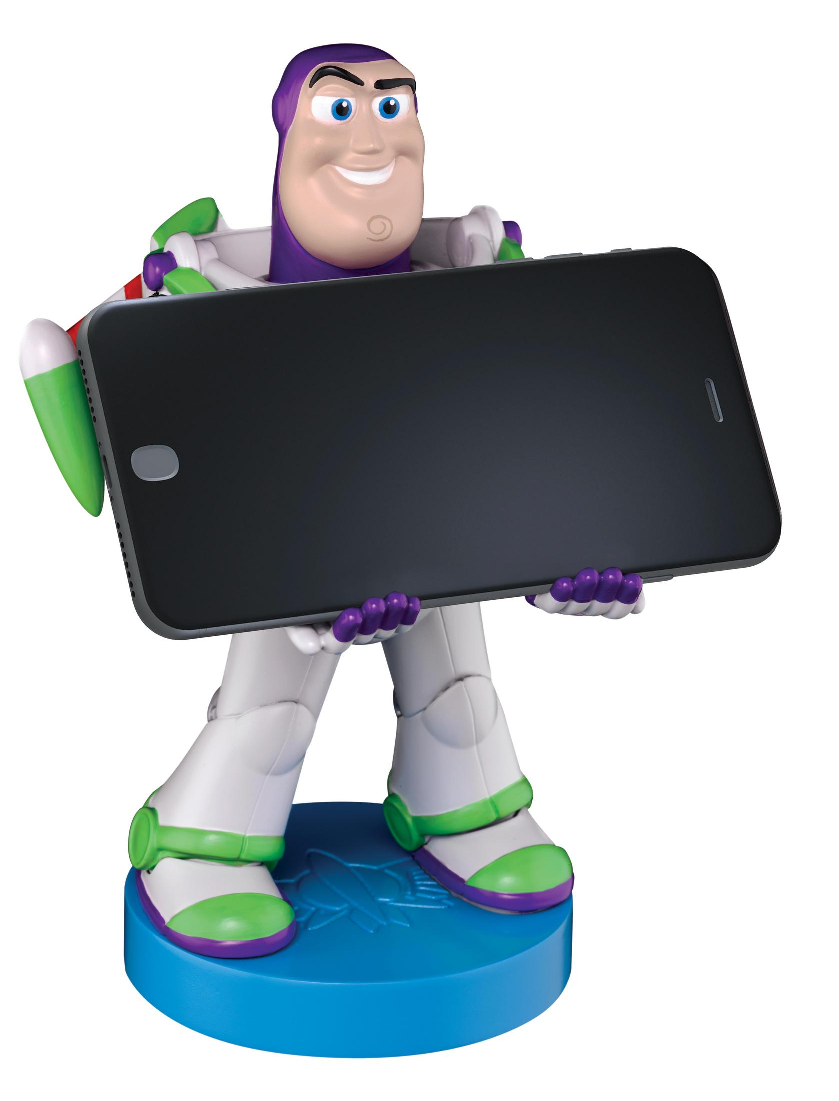 Giocattolo di Buzz Lightyear che tiene in mano uno smartphone nero. Lo sfondo è bianco.