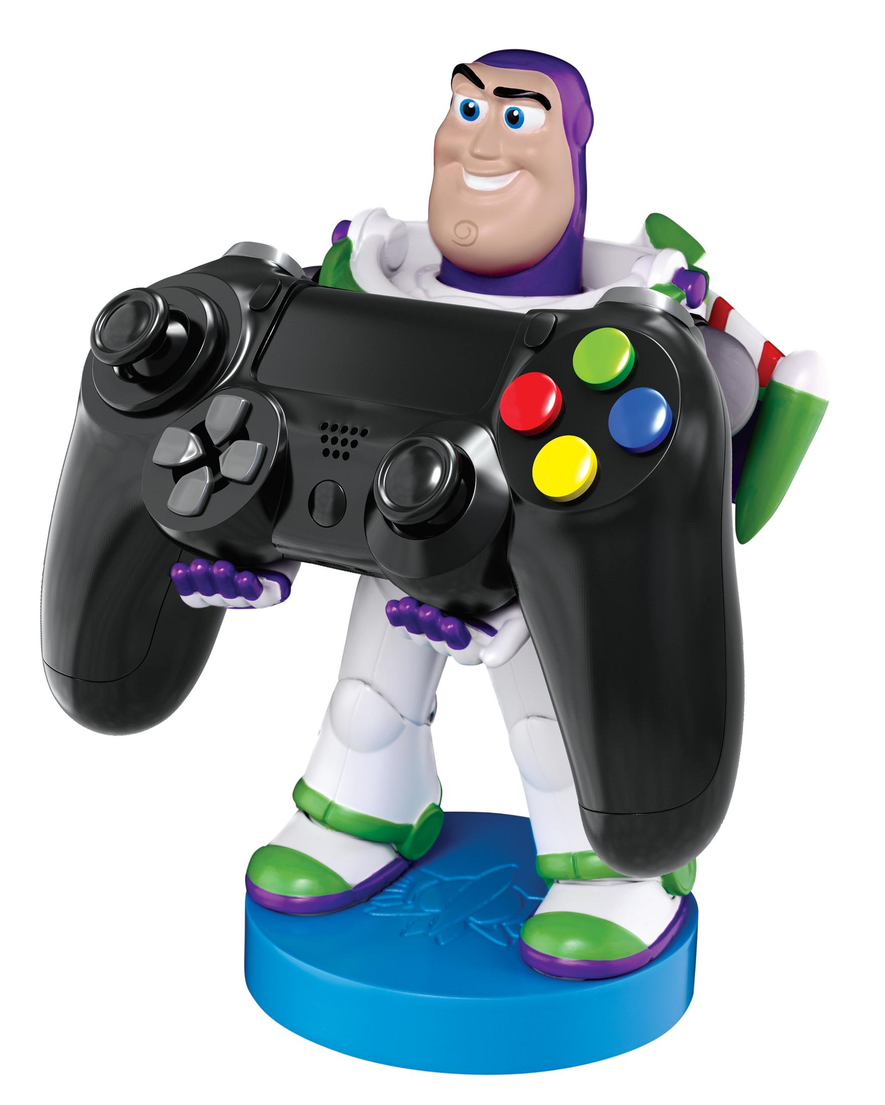 Figura di Buzz Lightyear con un controller di videogiochi nero, su una base blu.