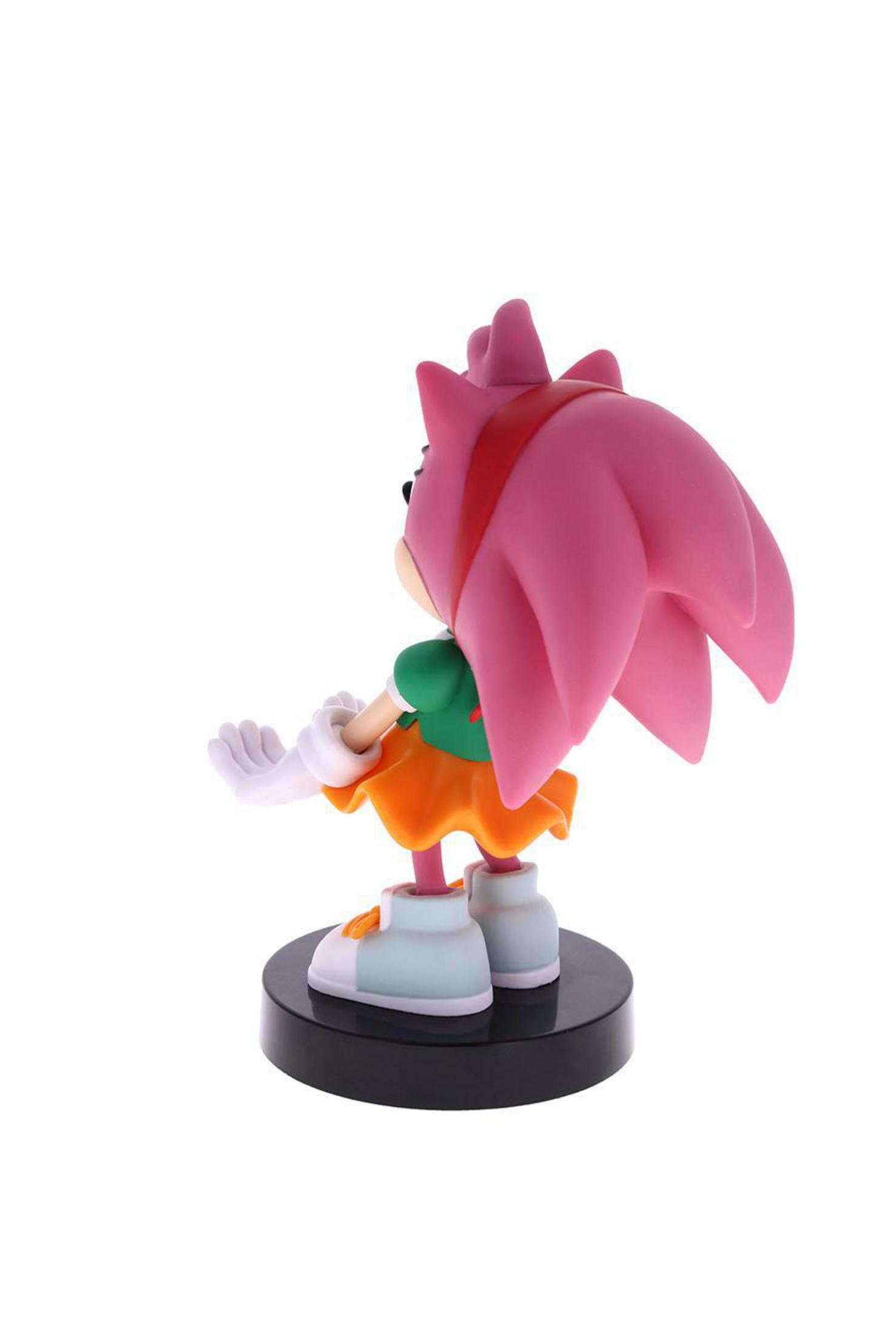 Statuina di Amy Rose di Sonic the Hedgehog nel suo vestito rosa e arancione, in piedi su una base nera.