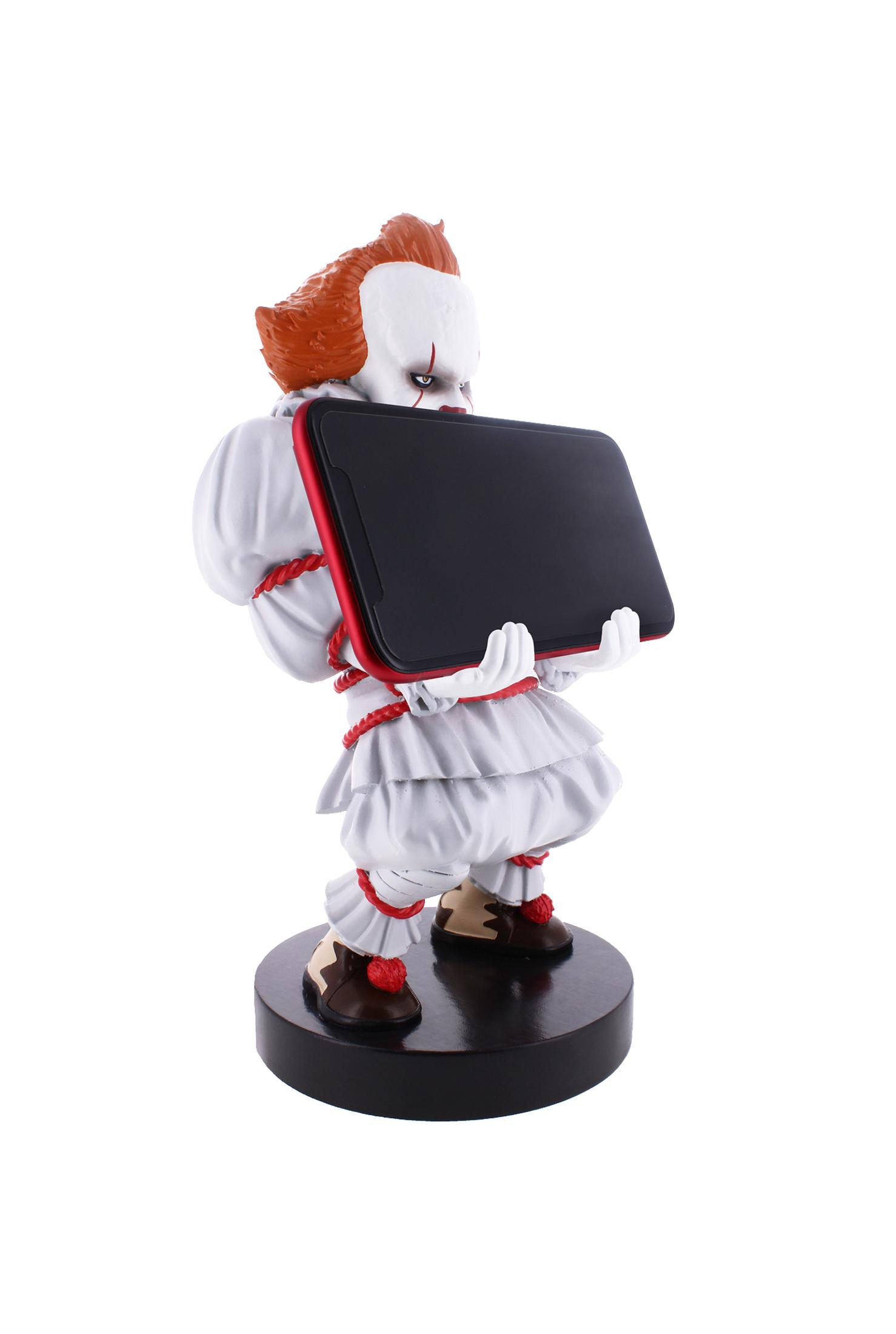 Eine Clownfigur, die ein Telefon mit schwarzem Bildschirm und rotem Gehäuse hält.