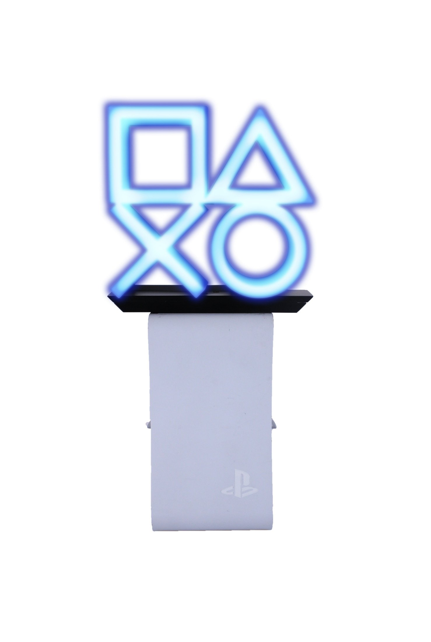 Logo PlayStation blu neon, su supporto, sopra una console bianca. Sfondo bianco.