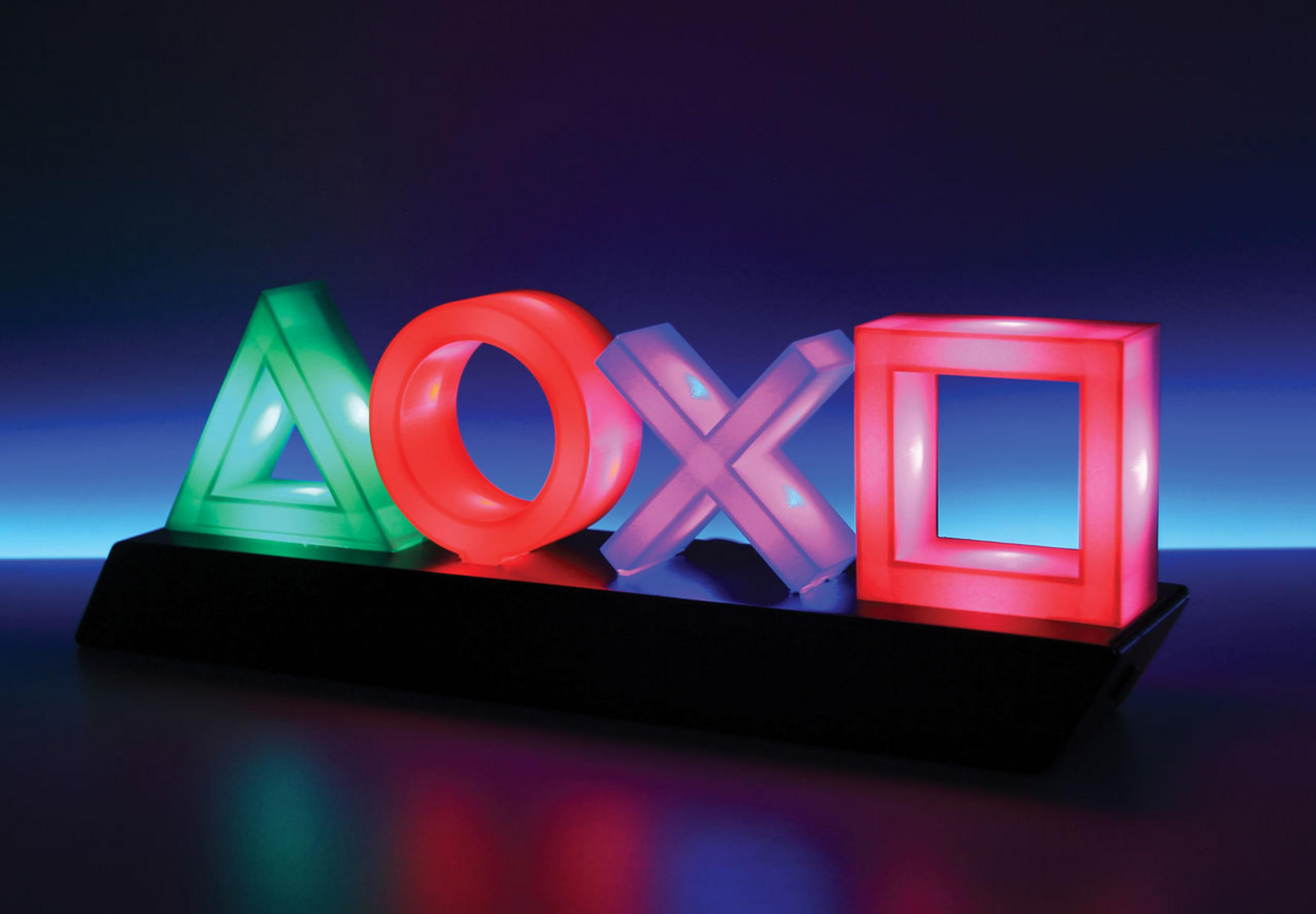 PlayStation-Symbolleuchten in Grün, Rot, Blau und auf schwarzer Basis.