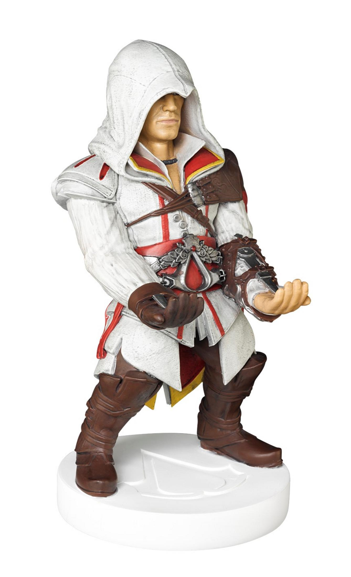 Assassin's Creed Statue, weißes und rotes Outfit, hält Gegenstände. Detailliertes Gesicht und Pose.