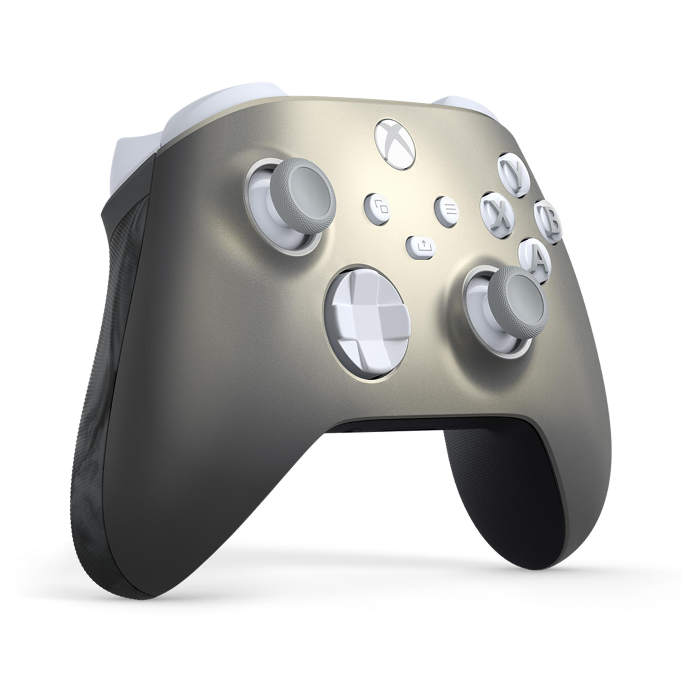 Ein metallfarbener Xbox-Controller mit weißen Knöpfen und grauen Joysticks, auf weißem Hintergrund.