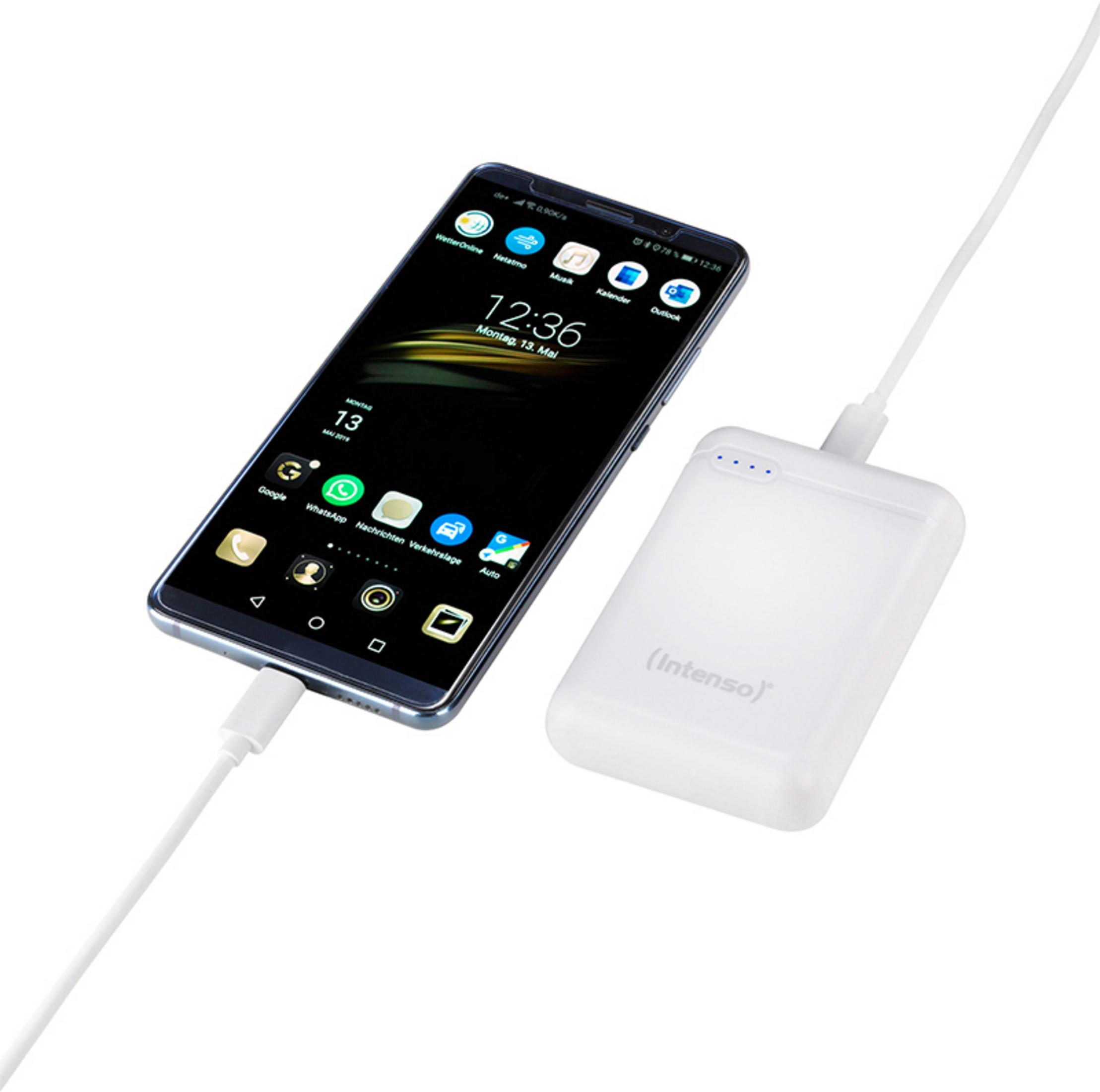 Eine weiße Powerbank, die über ein weißes Kabel mit einem Smartphone verbunden ist.