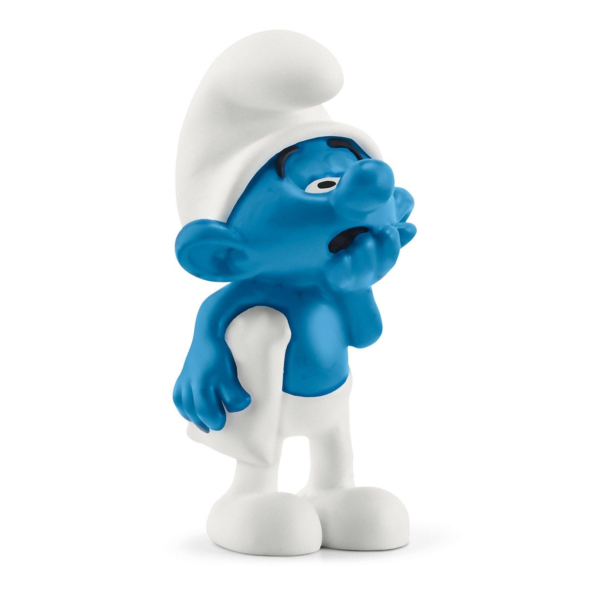 Une figurine bleue de Schtroumpf debout avec une expression triste, avec un chapeau et un pantalon blancs.