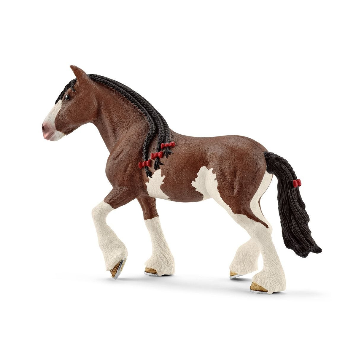 Un giocattolo a forma di cavallo marrone e bianco con criniera nera, isolato su sfondo bianco.