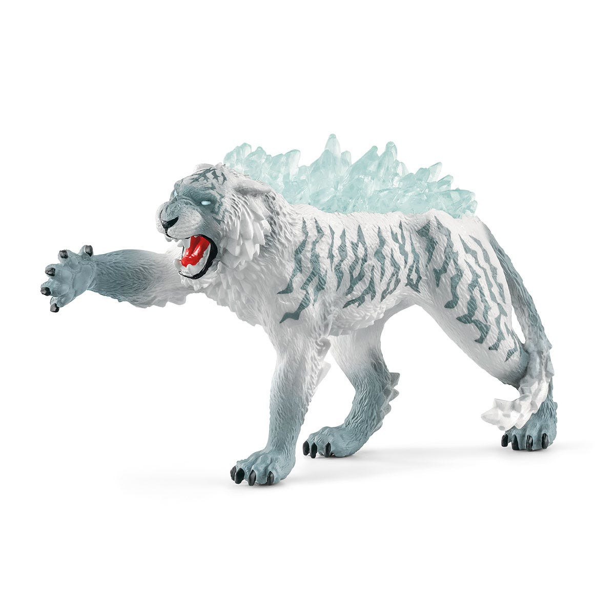 Statuetta di tigre bianca con cristalli blu. Posa aggressiva, colori bianco e blu. Isolato su bianco.