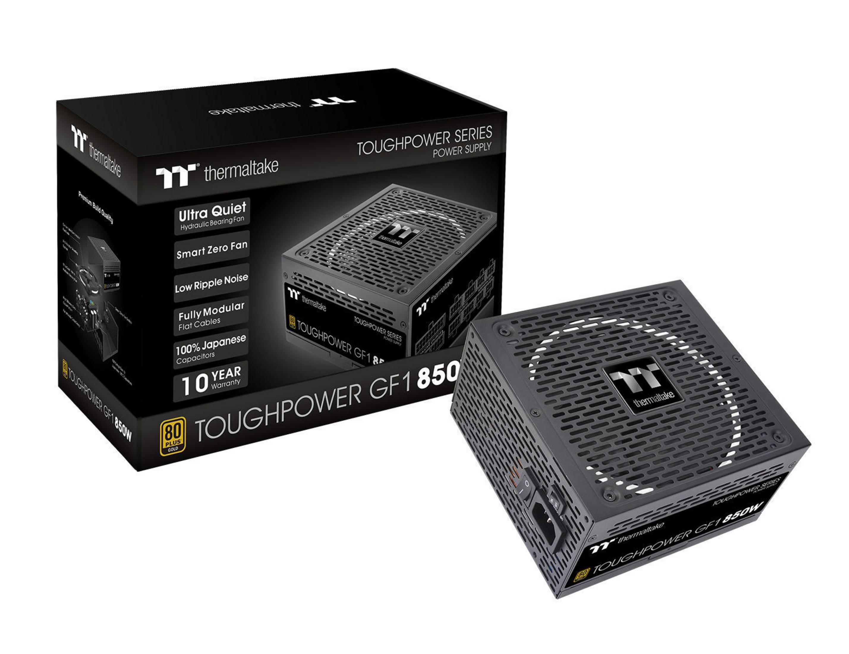 Un alimentatore Thermaltake Toughpower GF1 850W nero con la sua scatola su sfondo bianco.