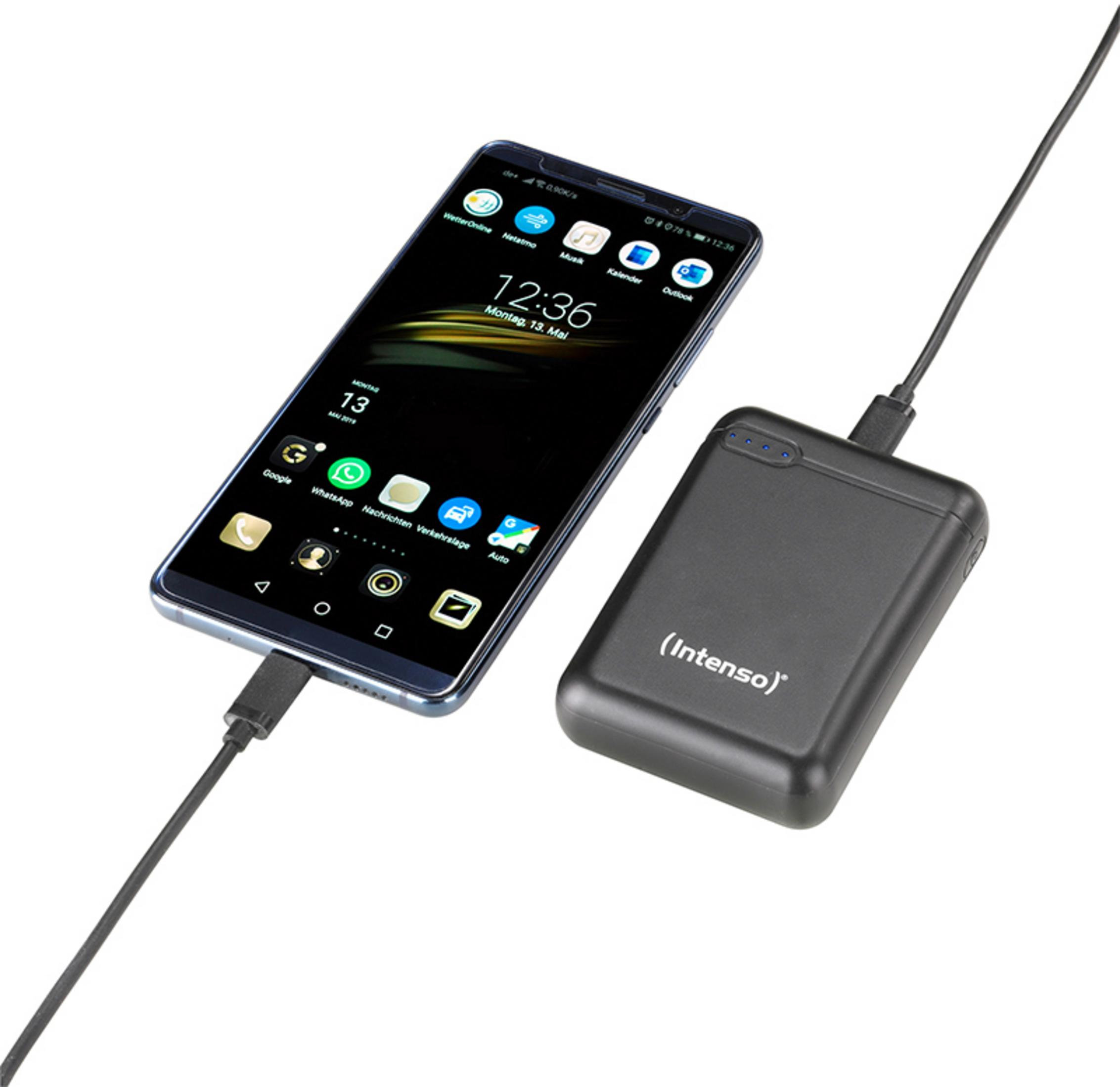 Teléfono inteligente negro conectado a un banco de energía negro con un cable de carga. Fondo blanco.