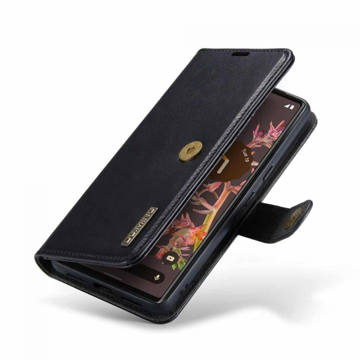 Schwarze Handyhülle auf Weiß. Telefonbildschirm sichtbar. Geöffneter Fall. Goldener Knopf, geschlossener Verschluss.