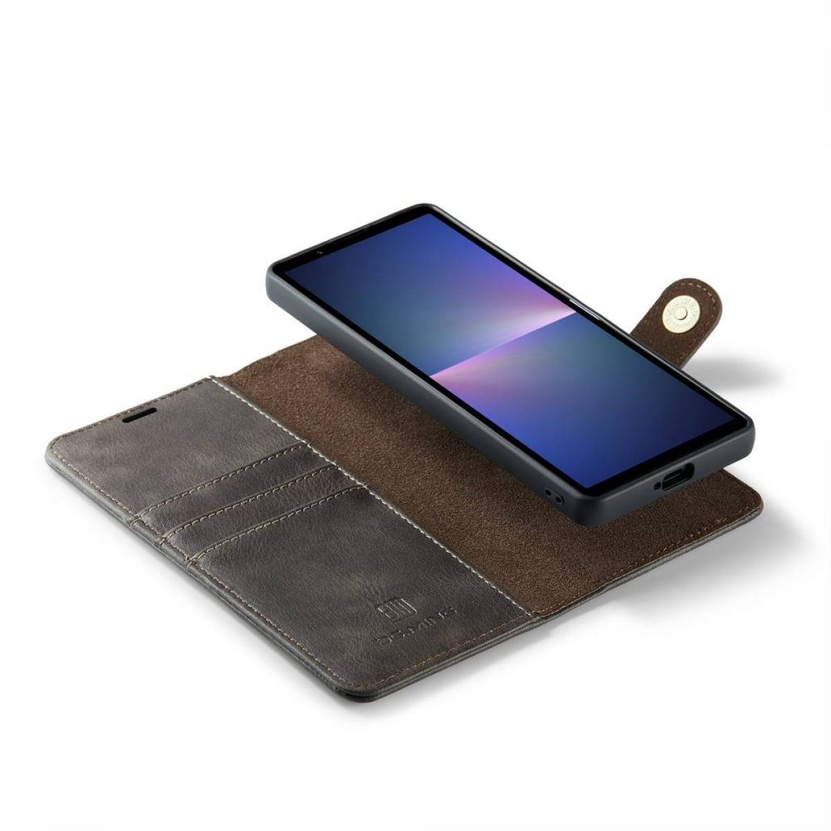 Offene braune Leder-Handyhülle mit Smartphone und Taschen.