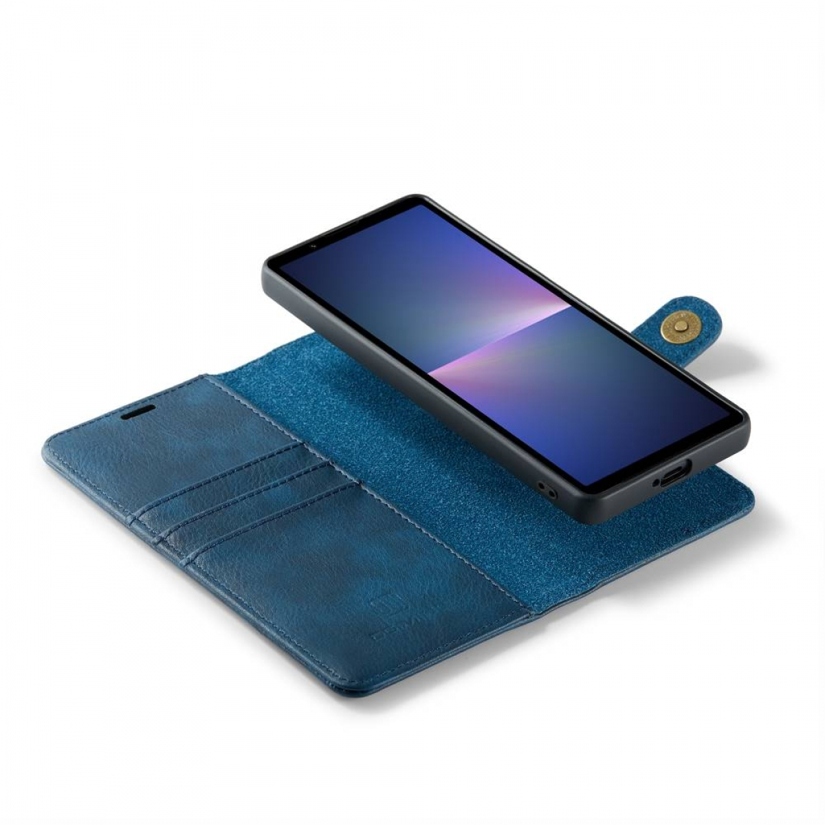 Smartphone in einer blauen Lederhülle, offen, auf weißer Oberfläche.