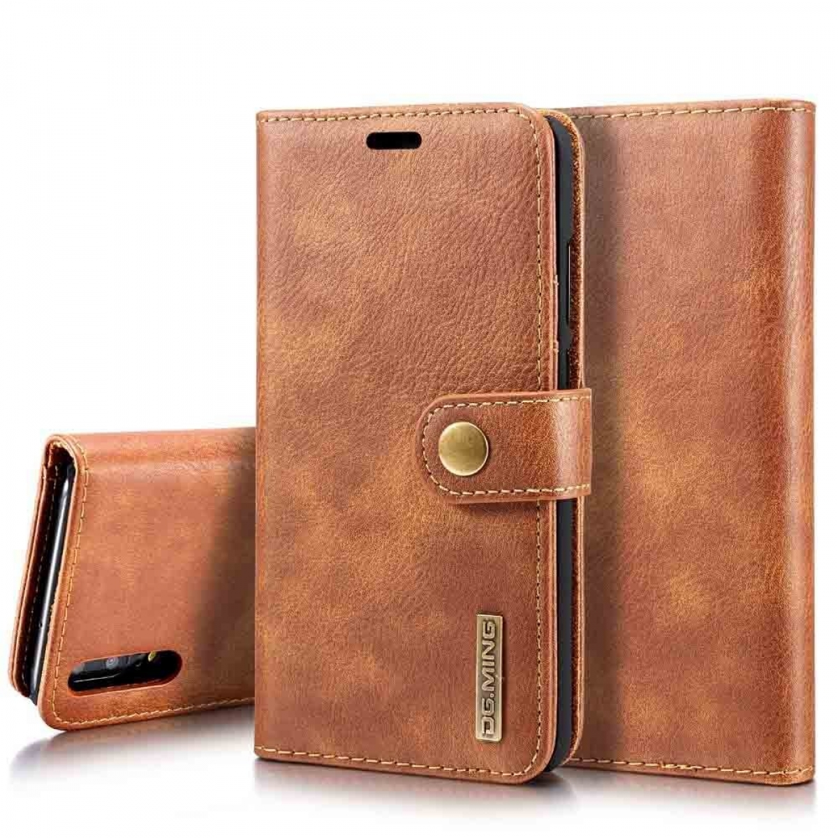 Braune Leder-Handyhülle mit Schnappverschluss. Die Hülle hat Taschen für Karten und ein Telefon.