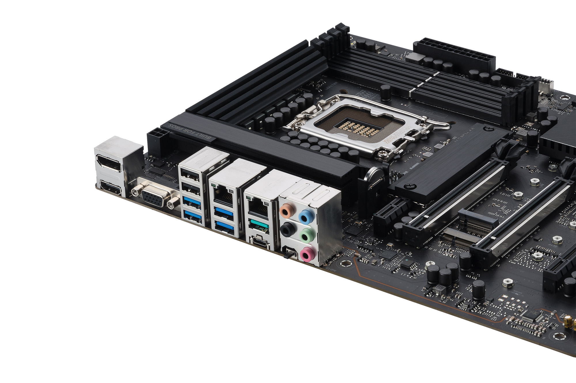 Nahaufnahme eines schwarzen Motherboards mit sichtbaren Anschlüssen und Steckern auf weißem Grund.
