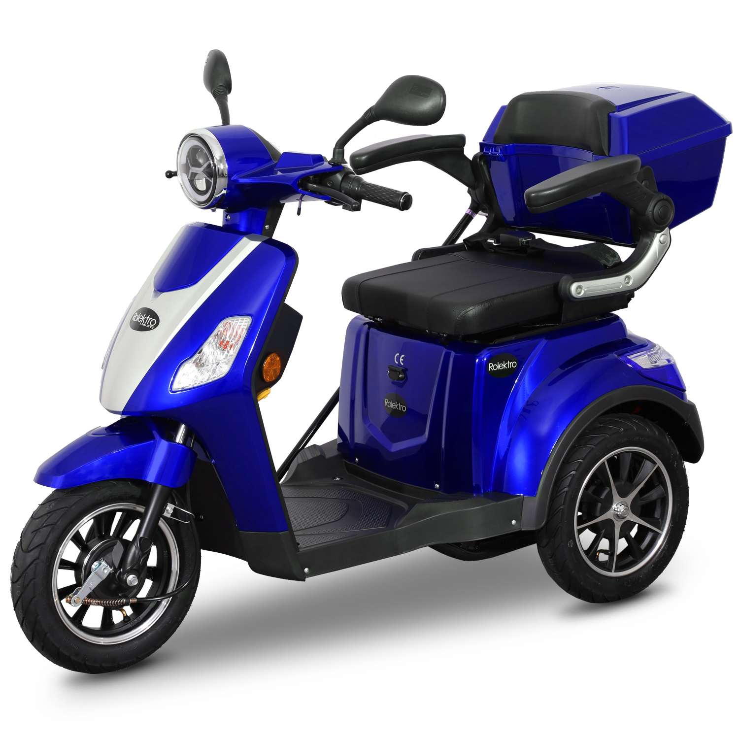 Blauer Mobilitätsroller mit drei Rädern. Hat eine Aufbewahrungsbox, Spiegel, Scheinwerfer und einen Sitz. Weißer Hintergrund.