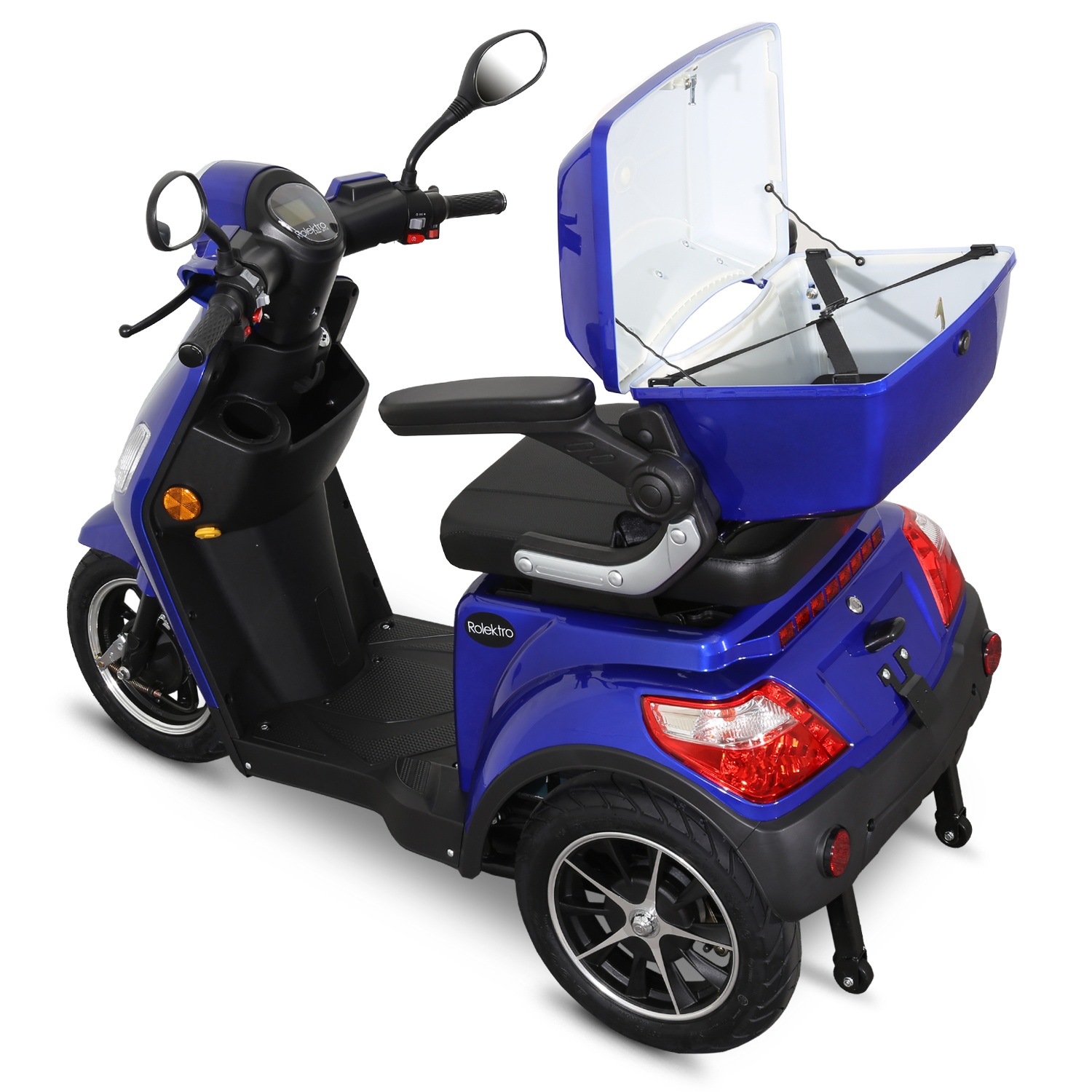 Blauer Mobilitätsroller mit einer Aufbewahrungsbox hinten. Der Roller hat drei Räder.