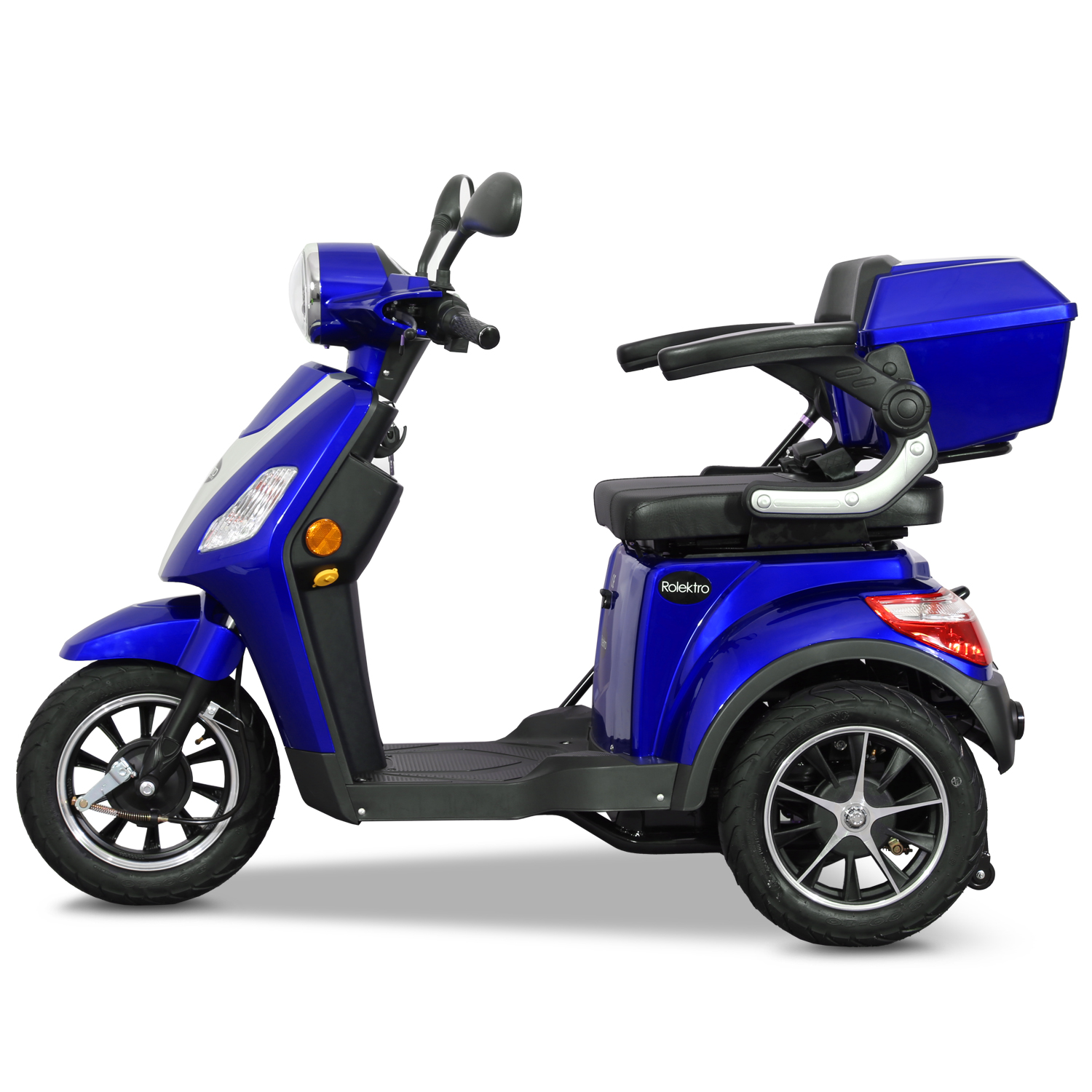 Ein blauer Mobilitätsroller mit drei Rädern. Er hat einen Sitz, eine Aufbewahrungsbox und einen Scheinwerfer.