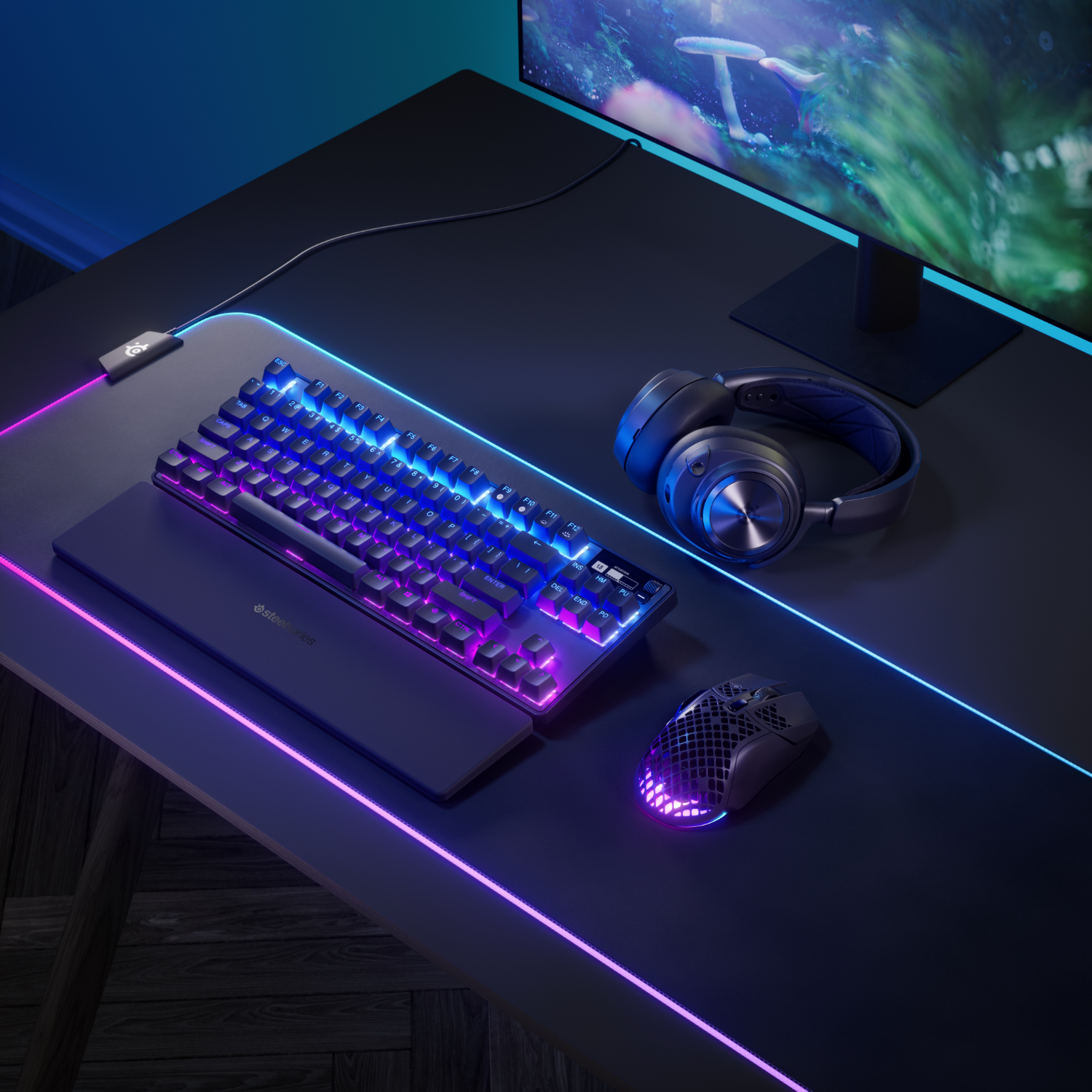 Konfiguracja biurka z klawiaturą, myszką, słuchawkami i monitorem.