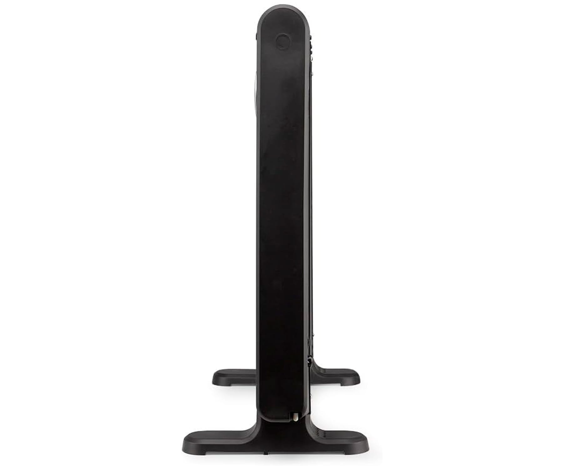 Wysoki czarny grzejnik stojący na białym tle.