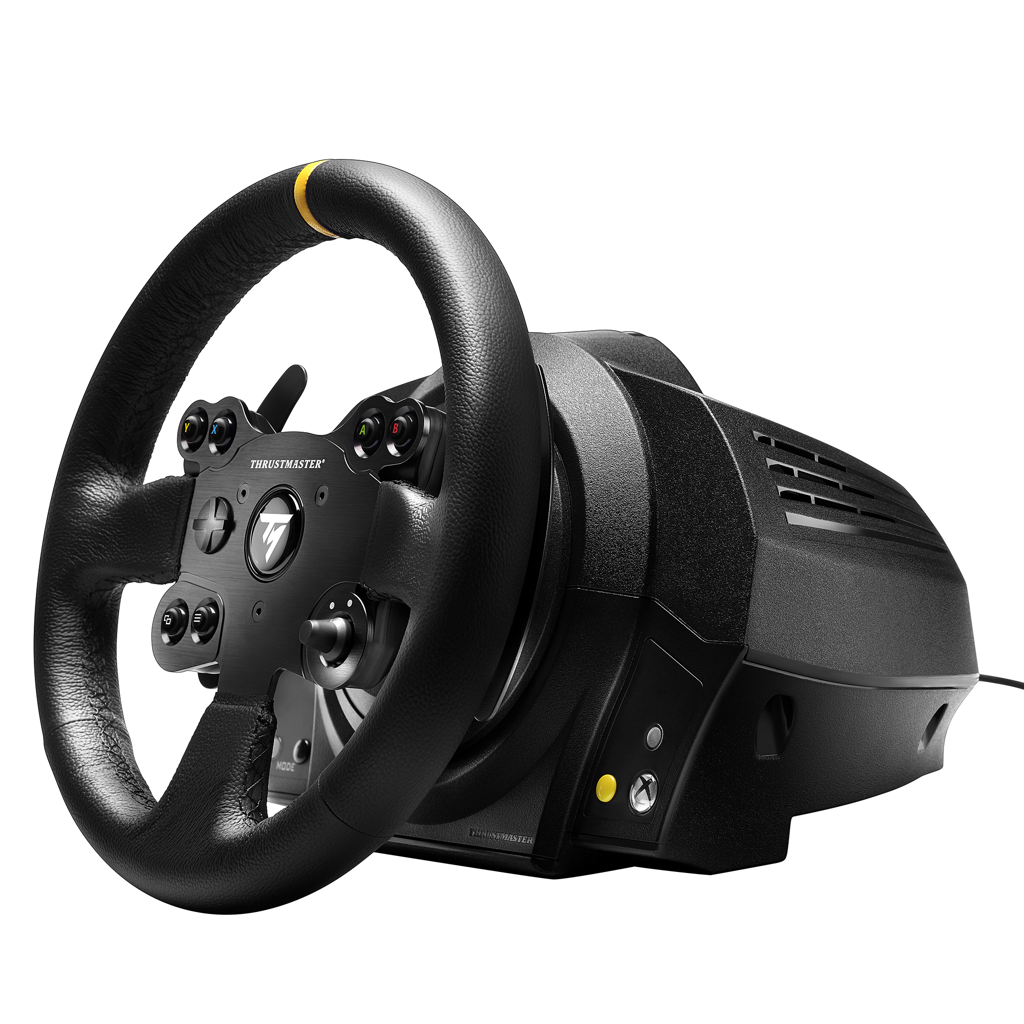 Un volante de carreras Thrustmaster negro con una raya amarilla, botones y una base de consola. El fondo es blanco.