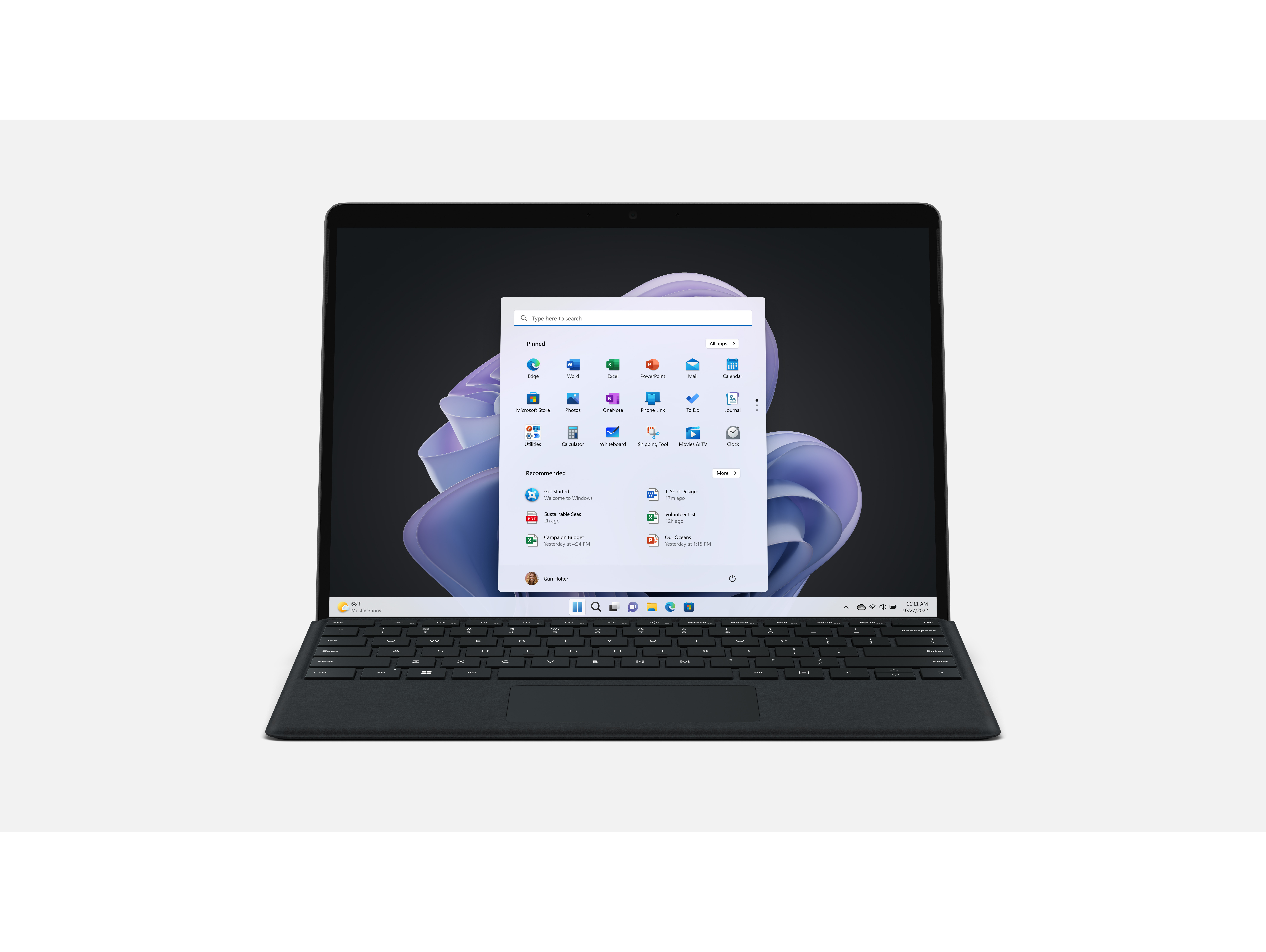 Ein schwarzer Laptop mit geöffneter Windows 11-Oberfläche auf dem Bildschirm, vor weißem Hintergrund.