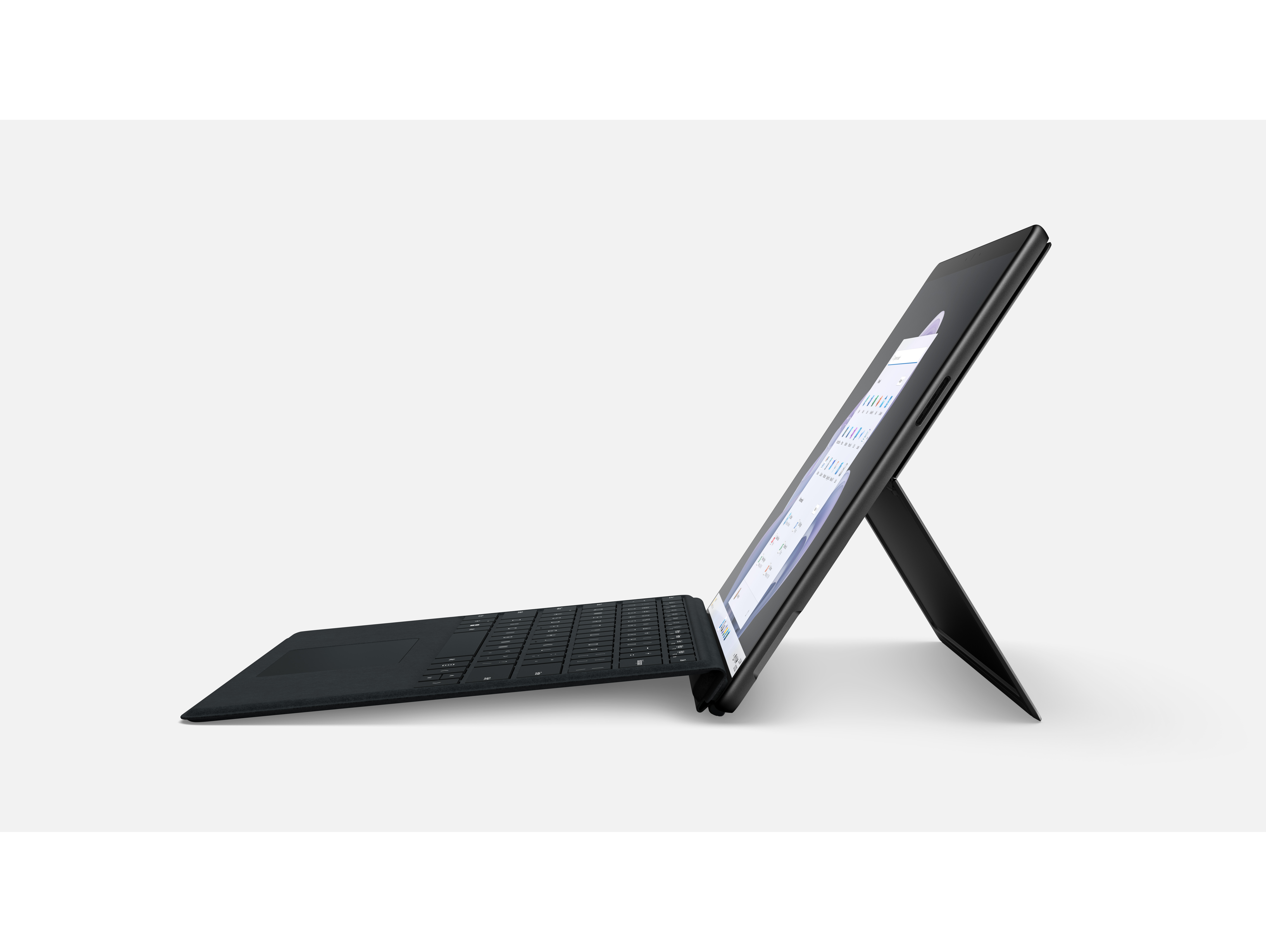 Ein schwarzer Laptop mit Bildschirm und Tastatur, auf einem Ständer.