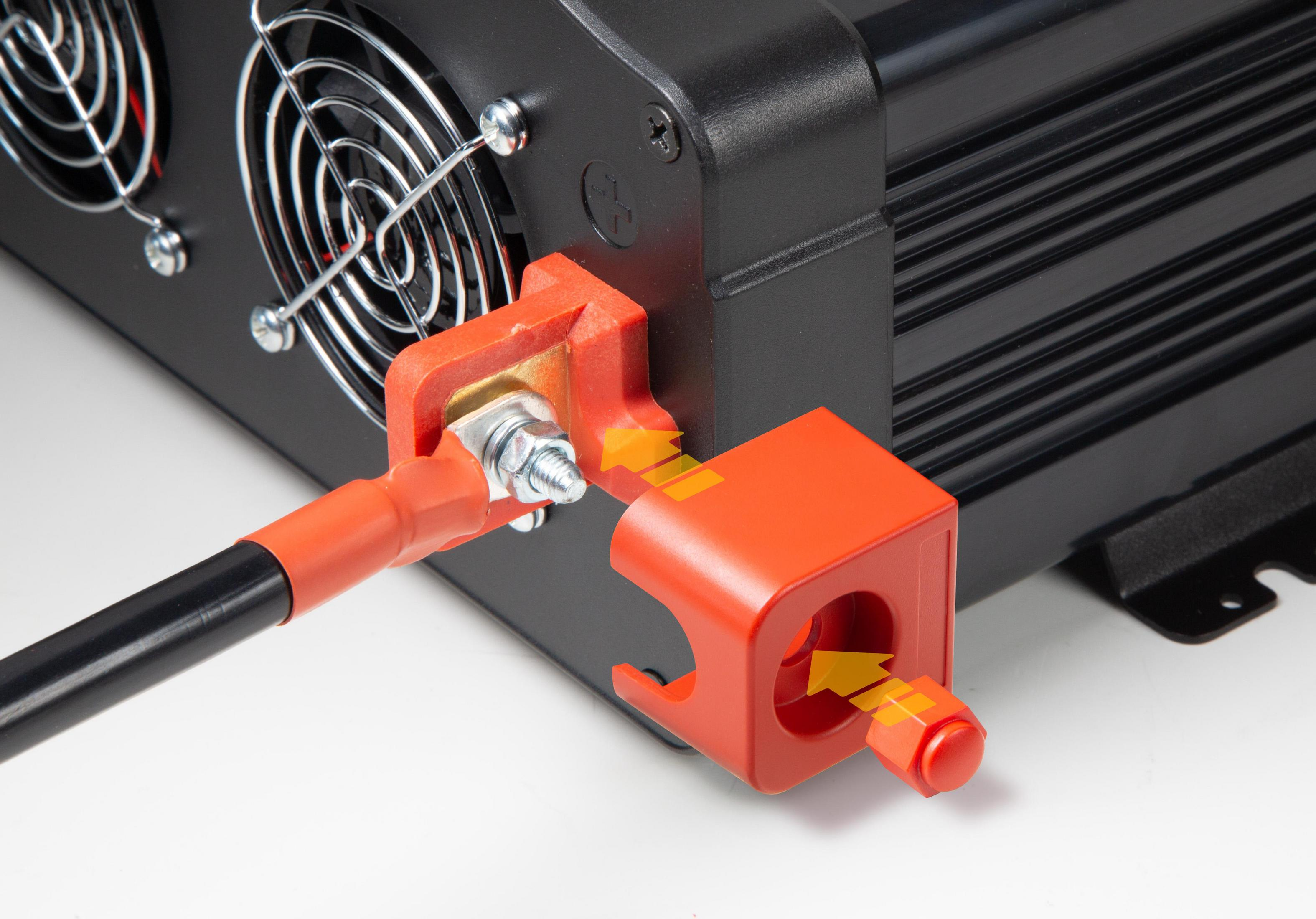 Pomarańczowe złącze jest podłączane do czarnego urządzenia z wentylatorem. Strzałki wskazują połączenie.