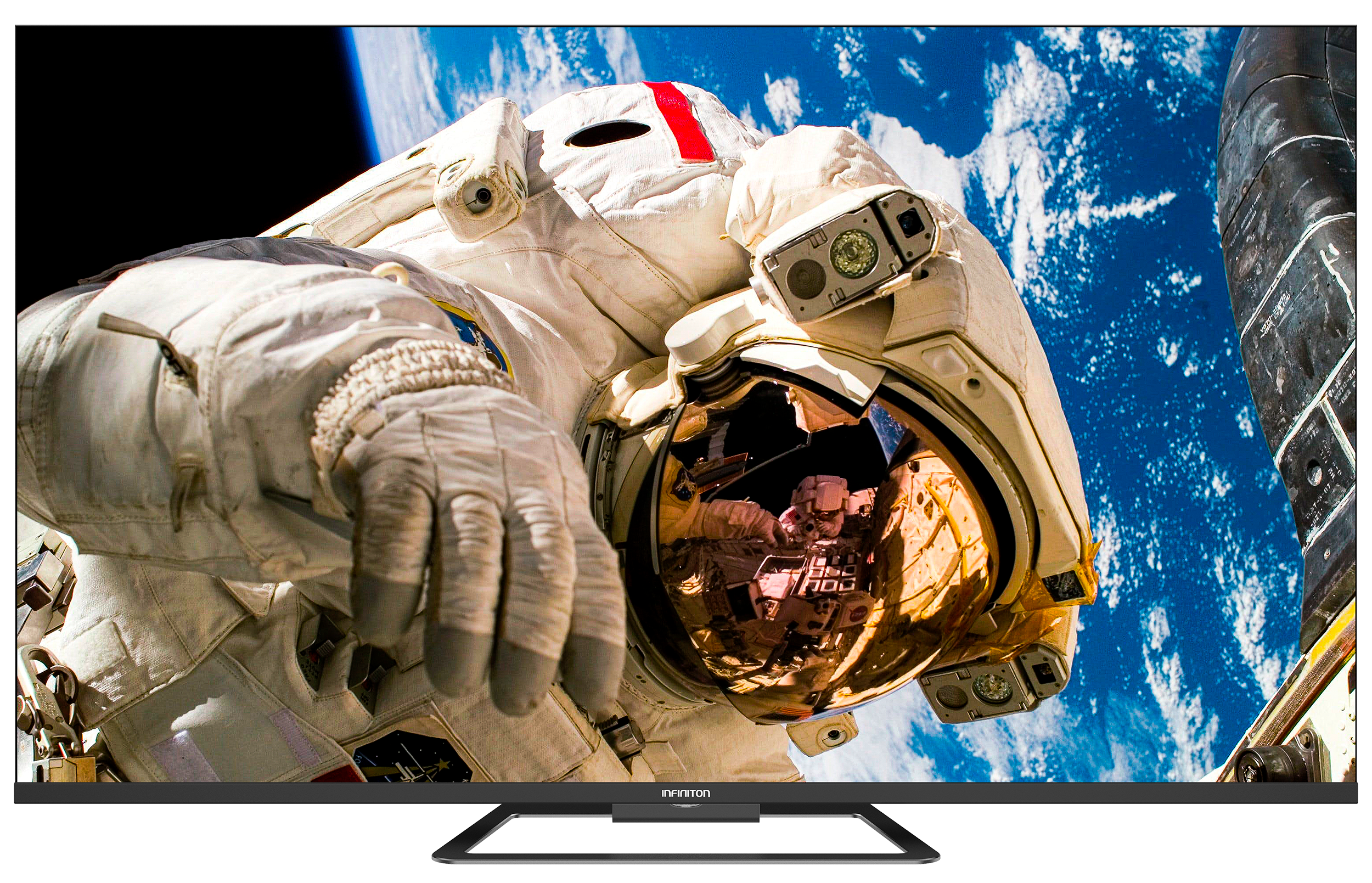 Astronauta en el espacio reflejado en la pantalla del televisor, mostrando espacio y satélite.