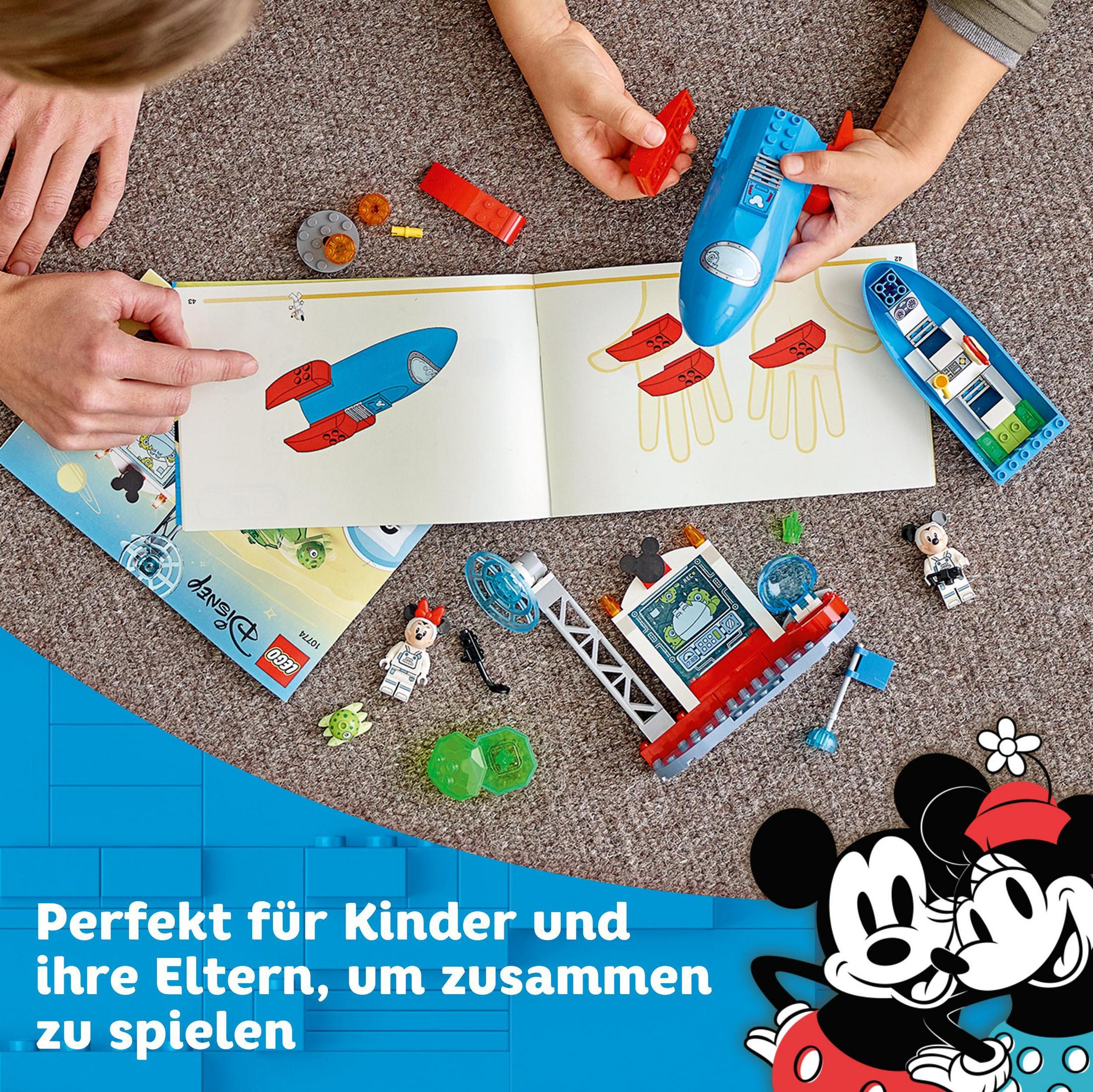 Hände bauen Lego-Modelle einer Rakete, eines Bootes und eines Mickey Mouse-Kopfes.