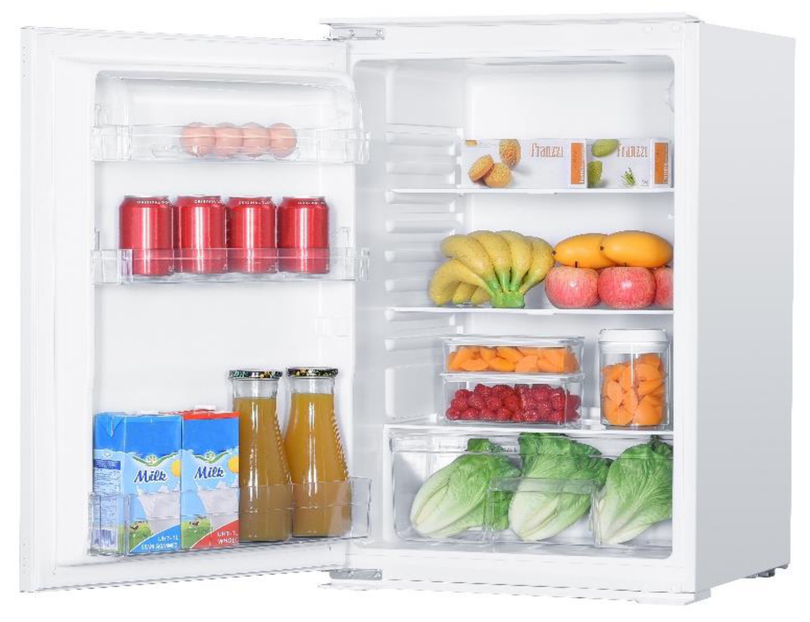 Ein weißer Kühlschrank mit offener Tür. Im Inneren befinden sich Lebensmittel wie Obst, Getränke und Gemüse.