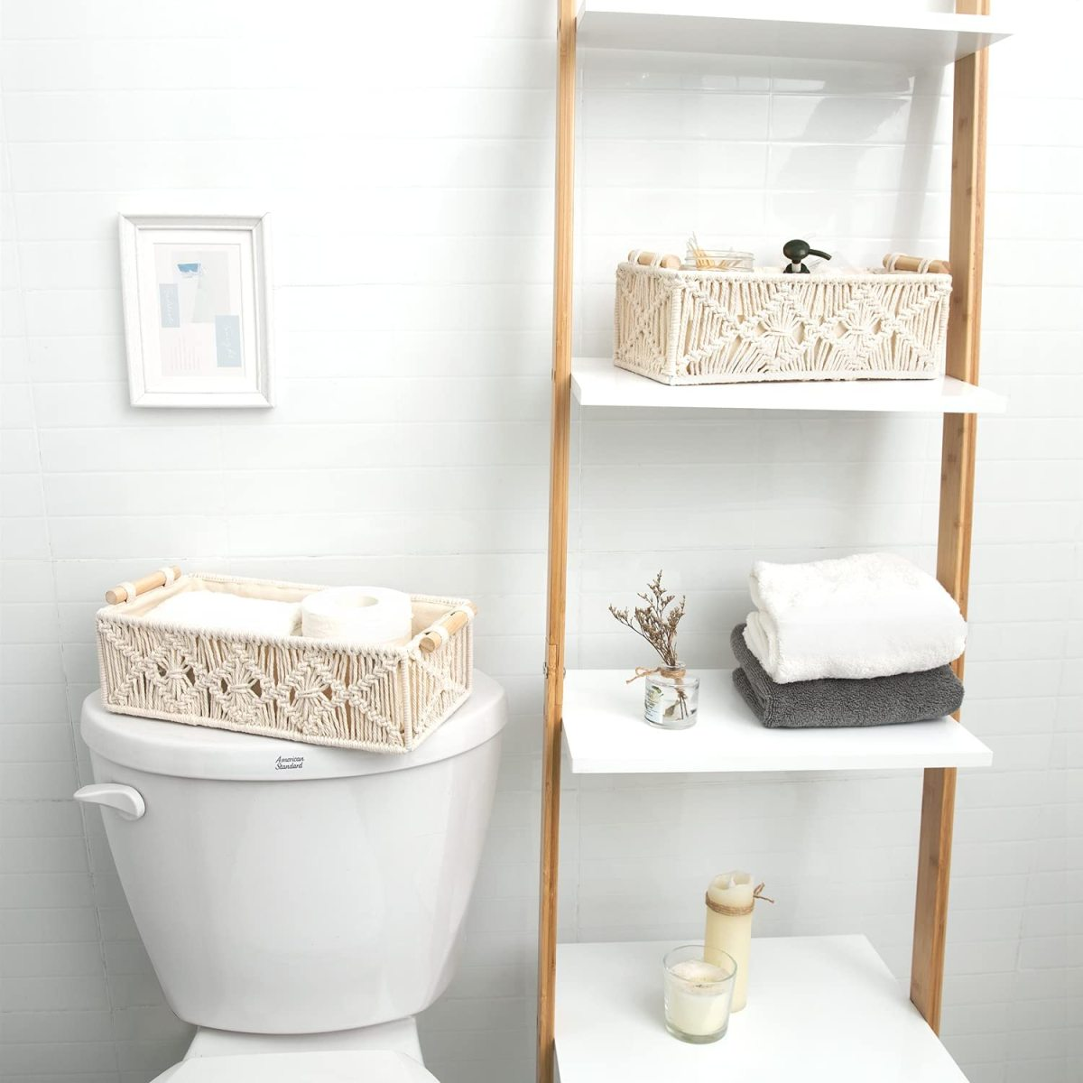 Badezimmer-Szene: Toilette mit Korb. Regal mit Körben, Handtüchern und Kerzen.