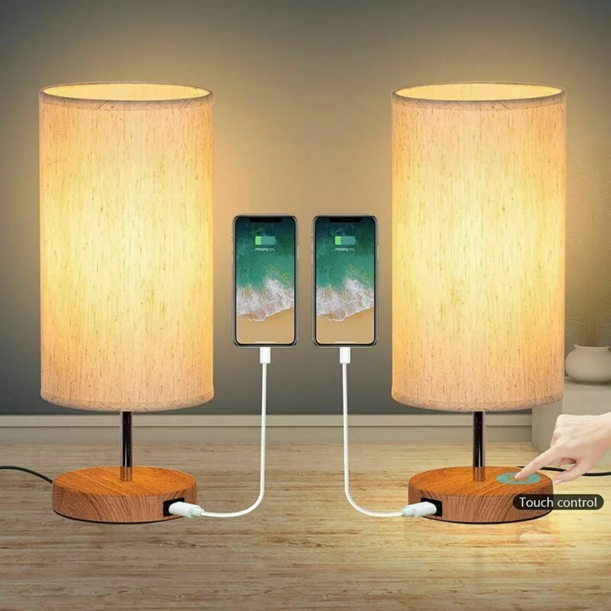 Zwei Lampen mit zylindrischen Schirmen, ladende Telefone und eine Touch-Taste.