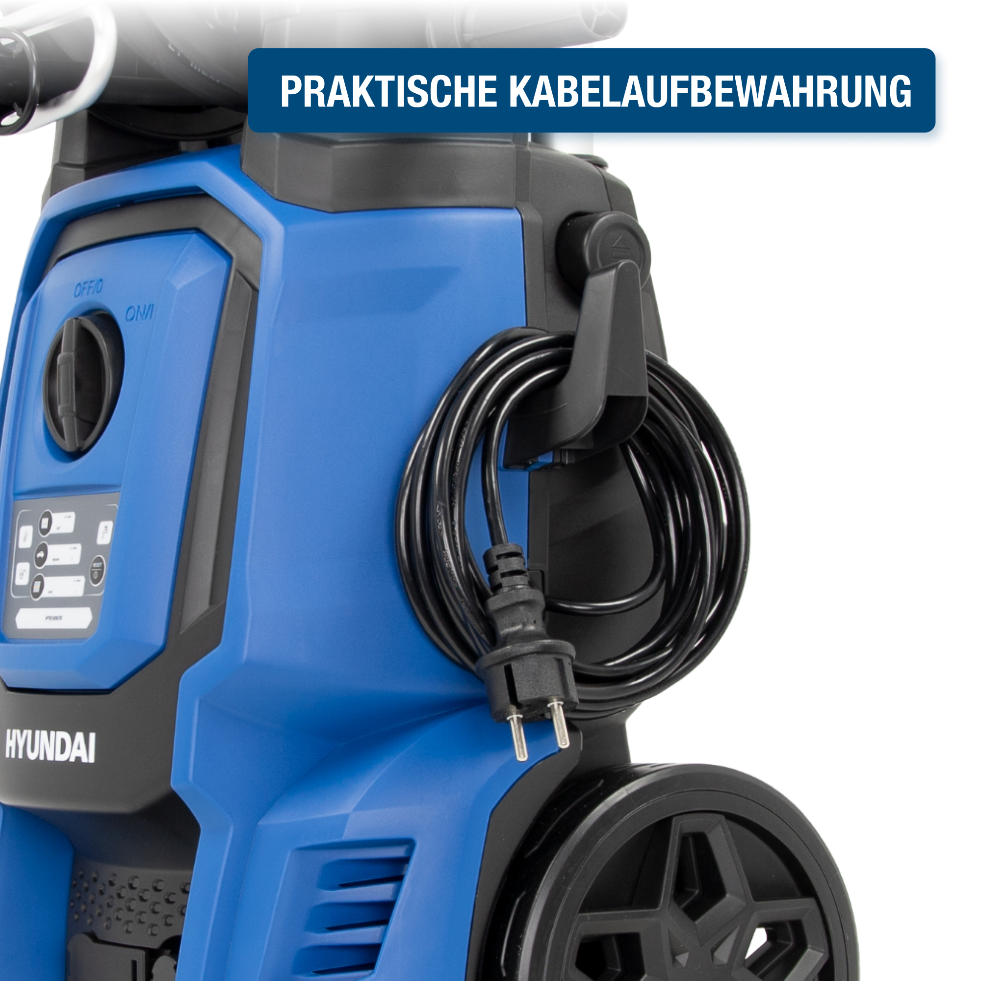Blauer und schwarzer Hochdruckreiniger. Schwarzer Schlauch, der um einen Haken gewickelt ist.