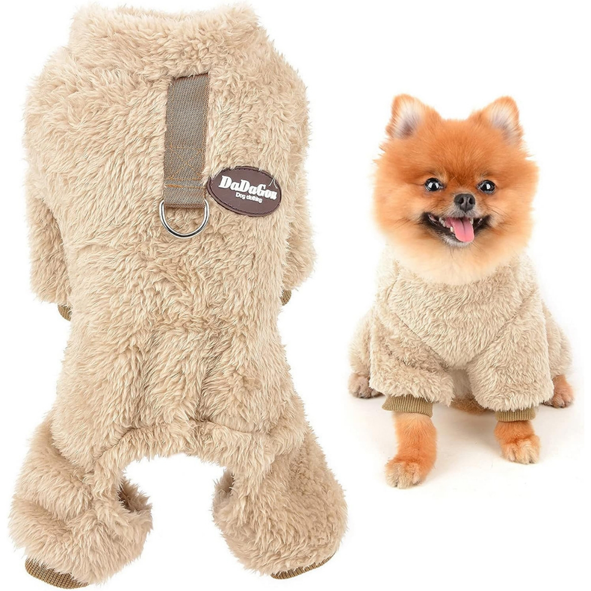 Beige Hundeoverall und ein Hund in ähnlichem Outfit. Der Hund lächelt.