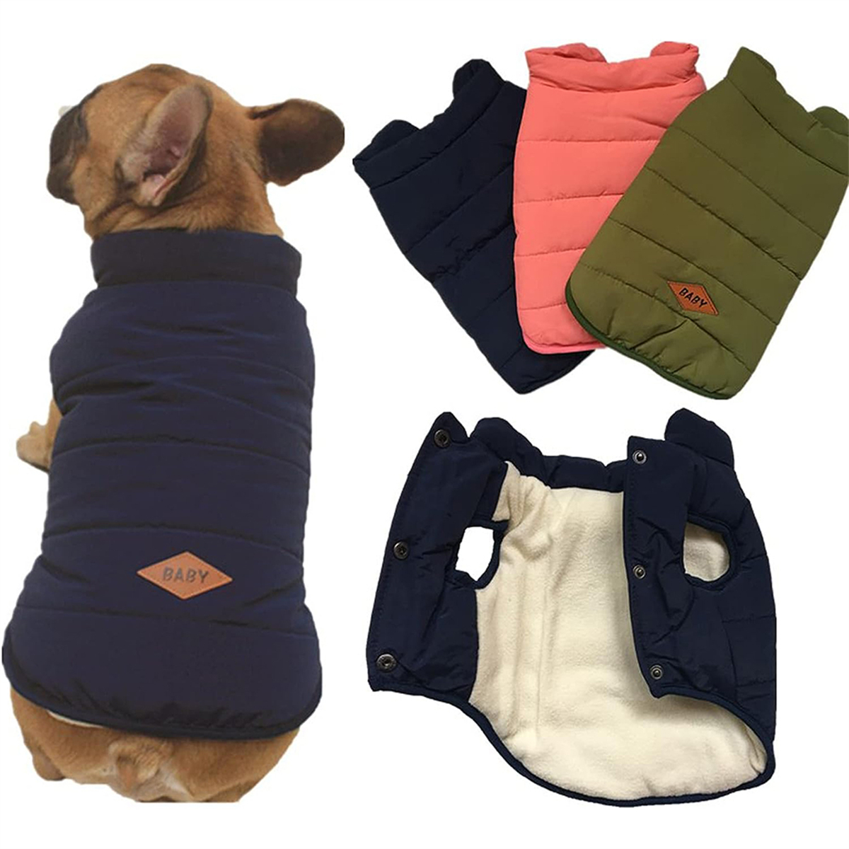 Hund mit blauer Pufferweste. Drei Westen rechts, marine, rosa und grün. Die Innenseite ist weiß.