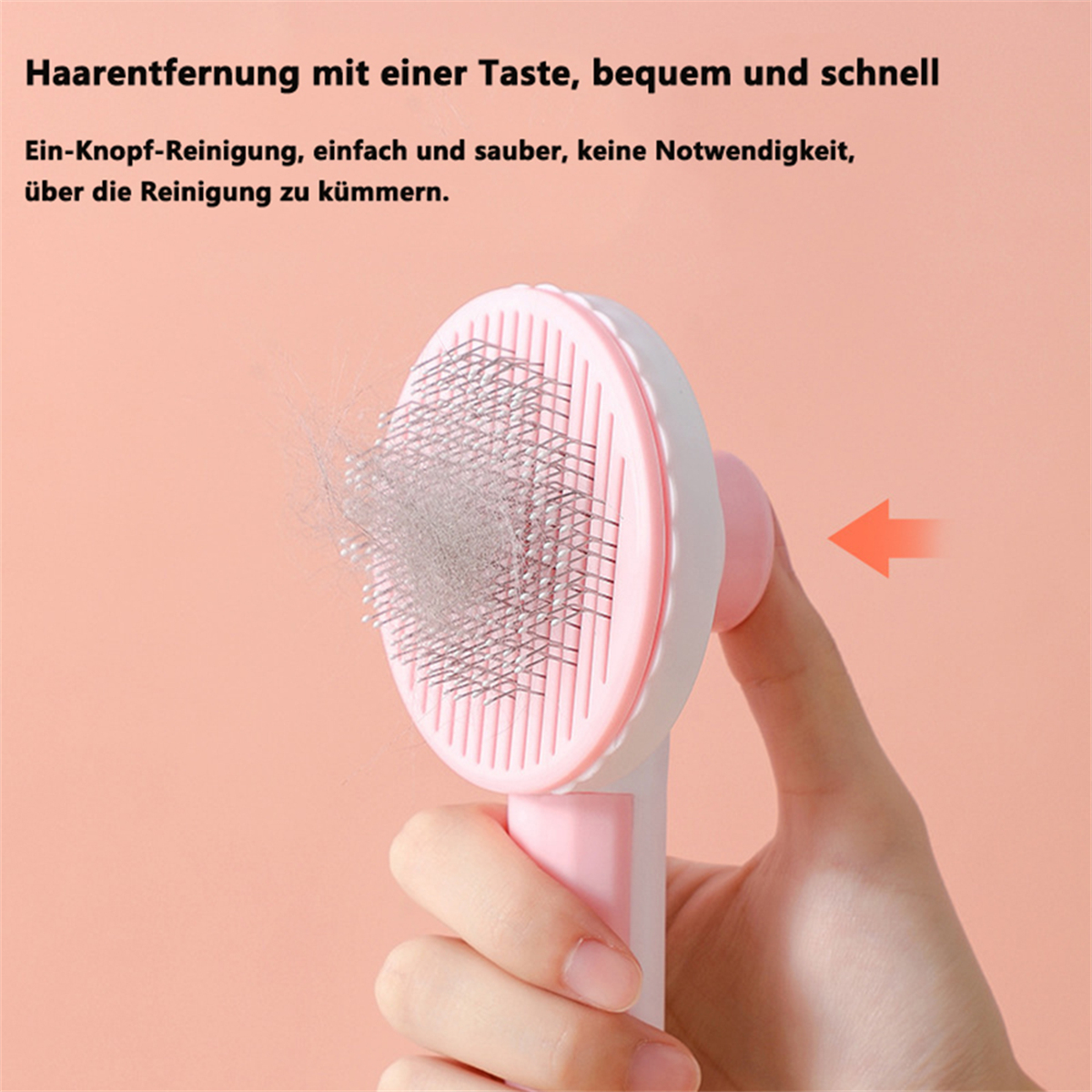 Eine rosa-weiße Haustierbürste, mit einer Hand, die sie hält. Die Bürste ist voller Tierhaare.