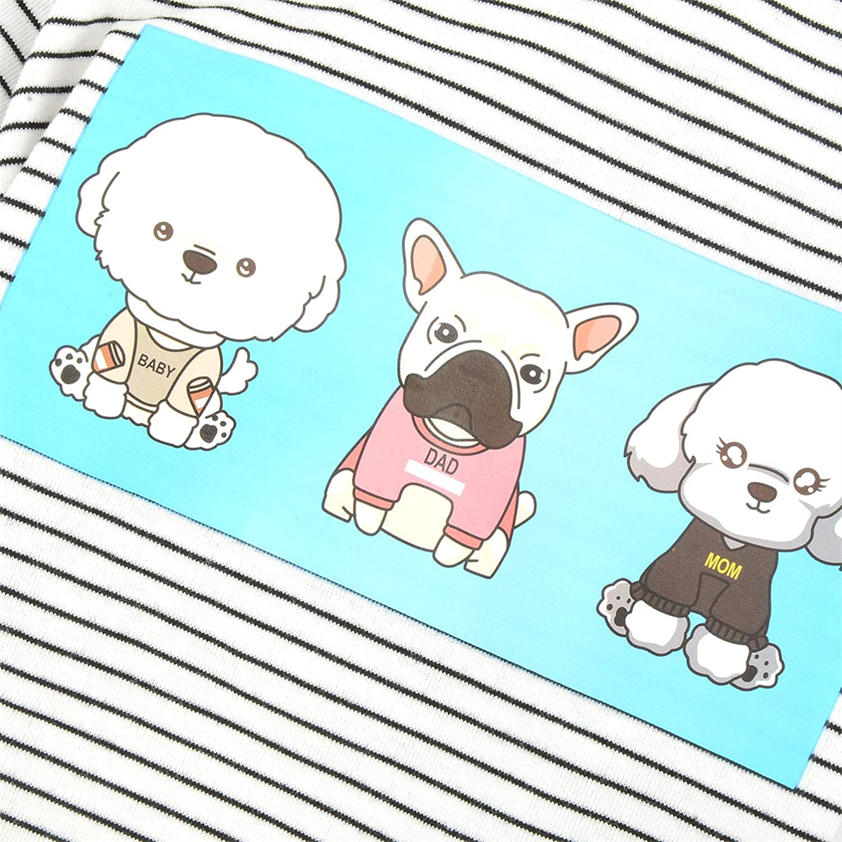 Drei Zeichentrickhunde auf blauem Hintergrund. Sie tragen Shirts mit 'BABY', 'DAD' und 'MOM'.